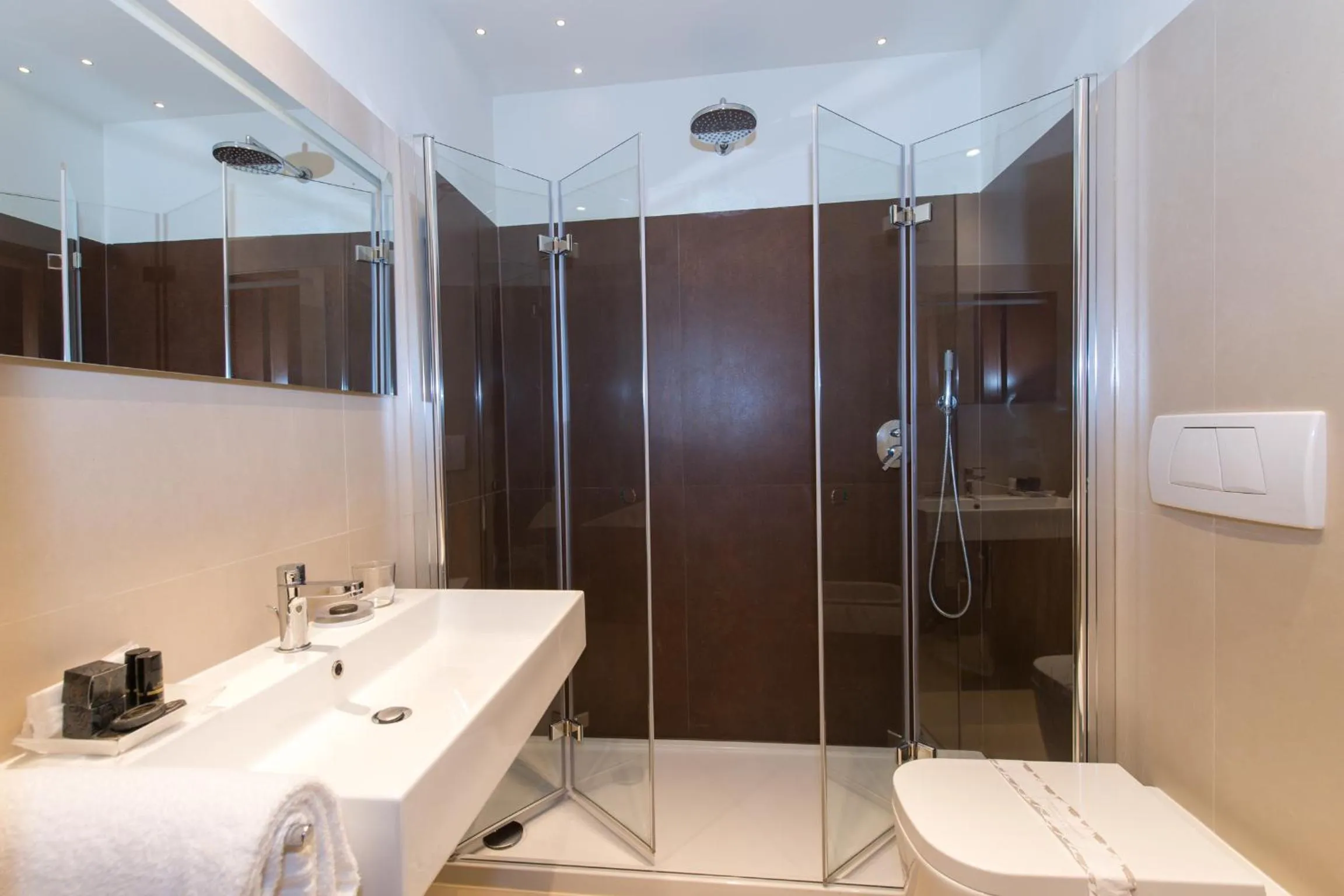 Bathroom in Locanda Leon Bianco on the Grand Canal