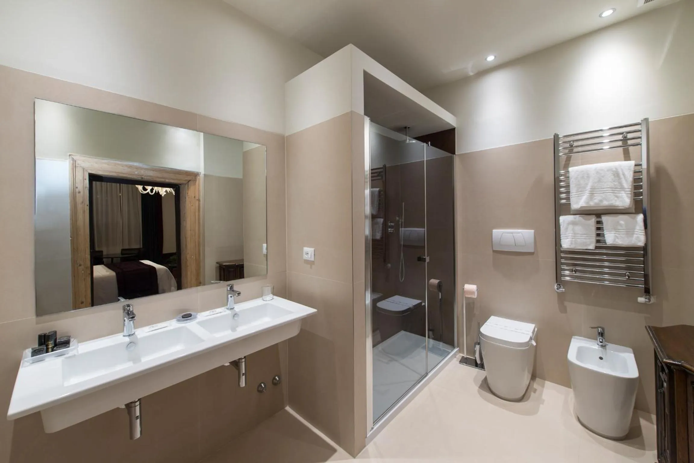 Bathroom in Locanda Leon Bianco on the Grand Canal