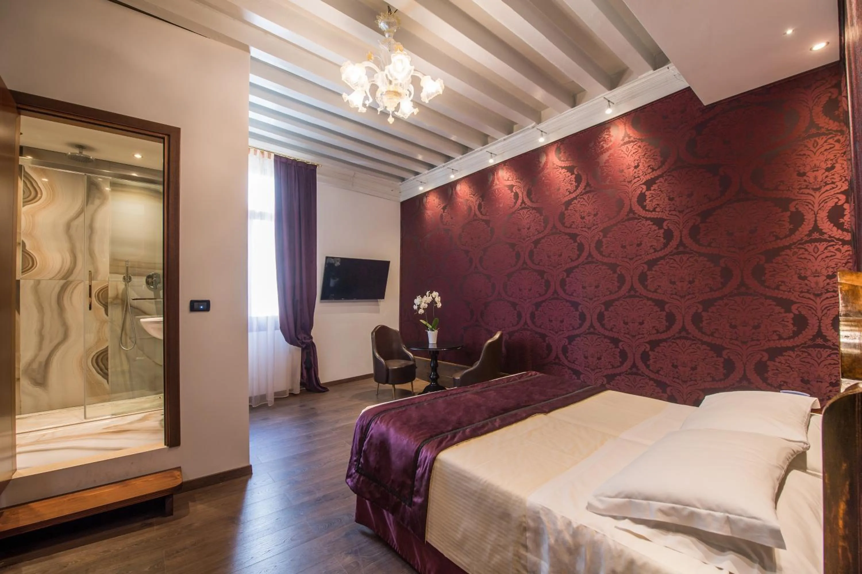 Bedroom, Bed in Locanda Leon Bianco on the Grand Canal