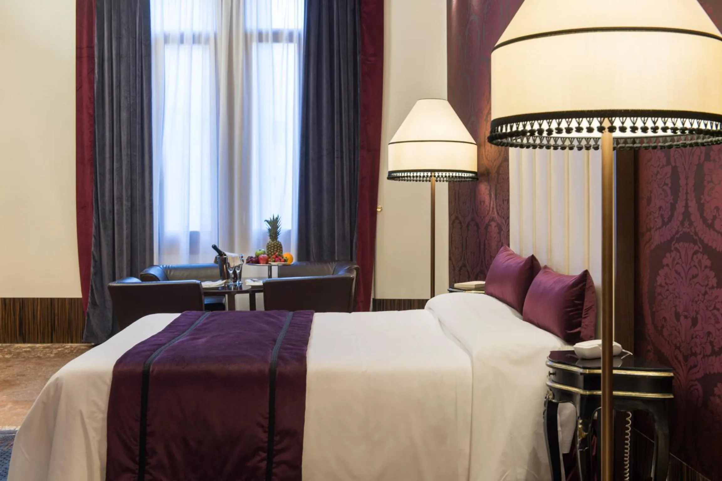 Bedroom, Bed in Locanda Leon Bianco on the Grand Canal