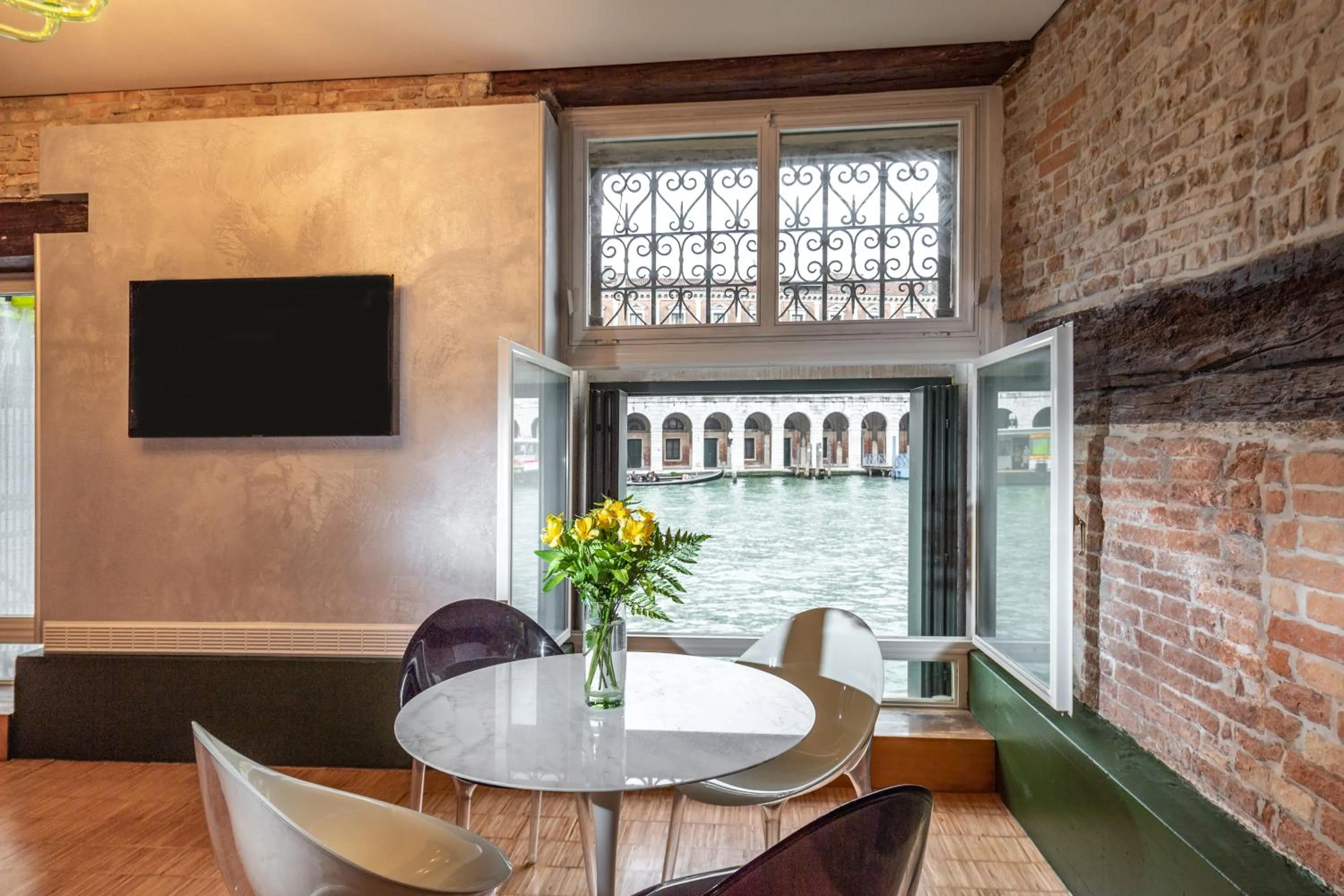 Photo of the whole room in Locanda Leon Bianco on the Grand Canal