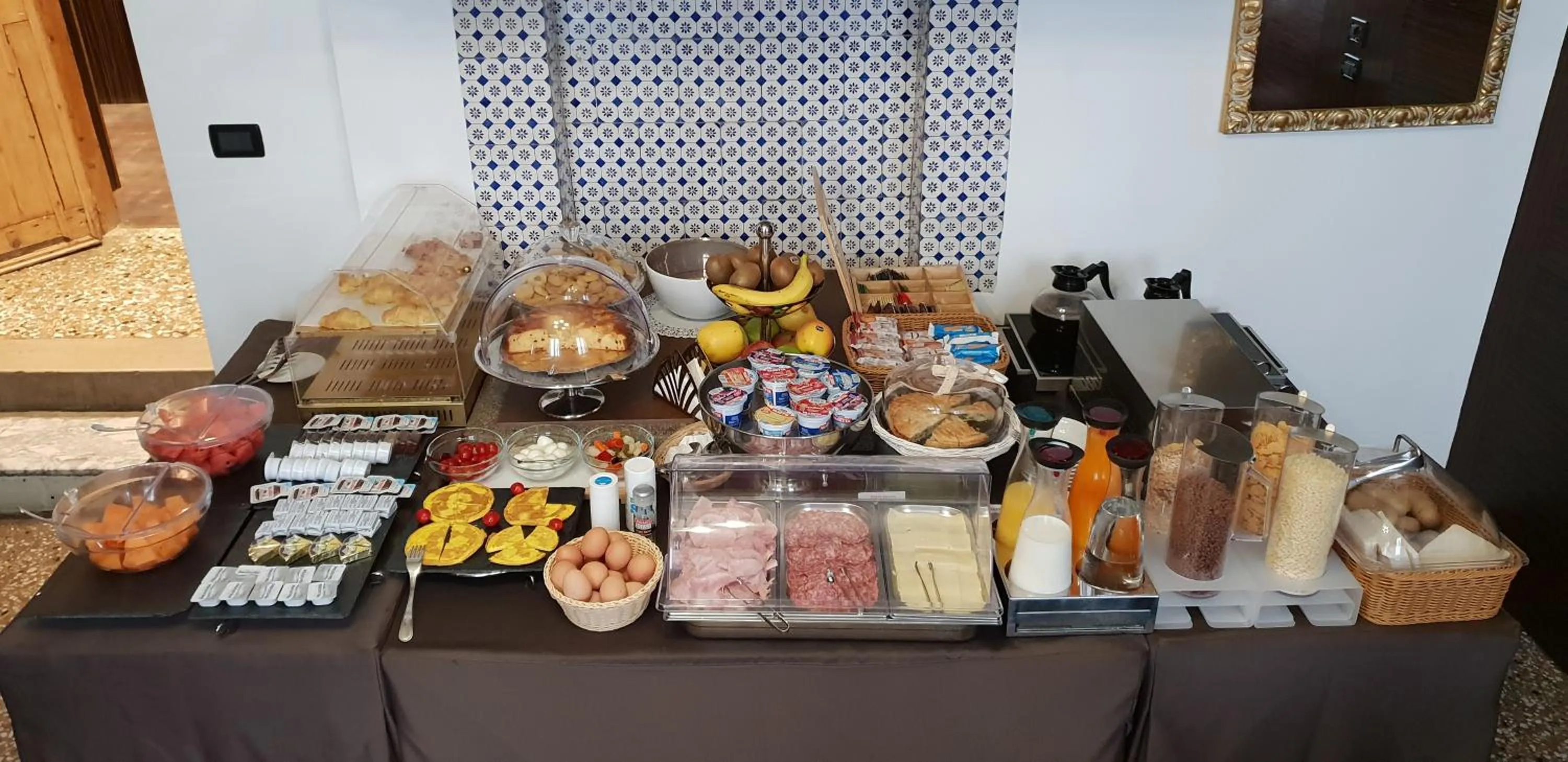 Buffet breakfast in Locanda Leon Bianco on the Grand Canal