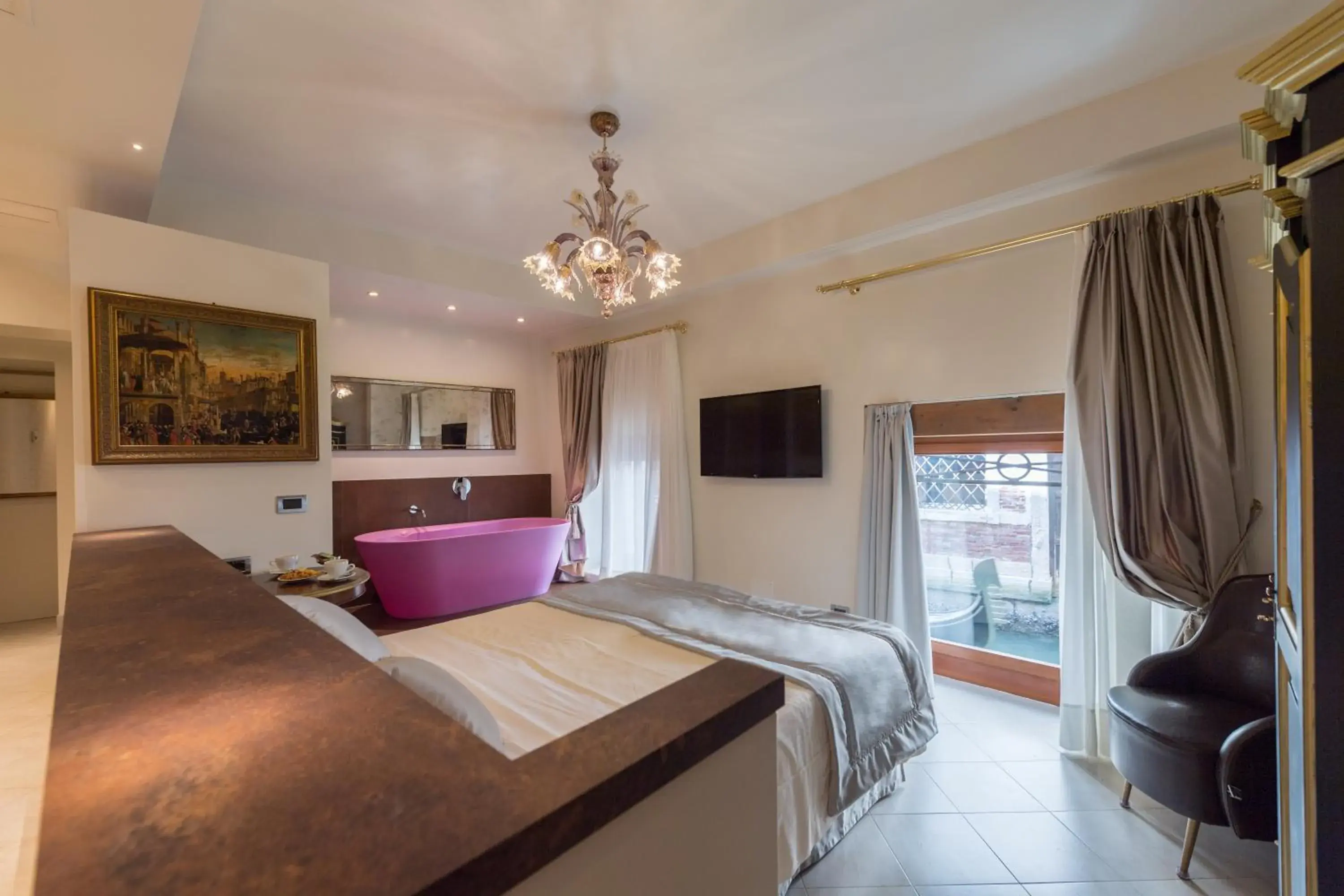 Photo of the whole room, Bed in Locanda Leon Bianco on the Grand Canal Photo of the whole room, Bed in Locanda Leon Bianco on the Grand Canal