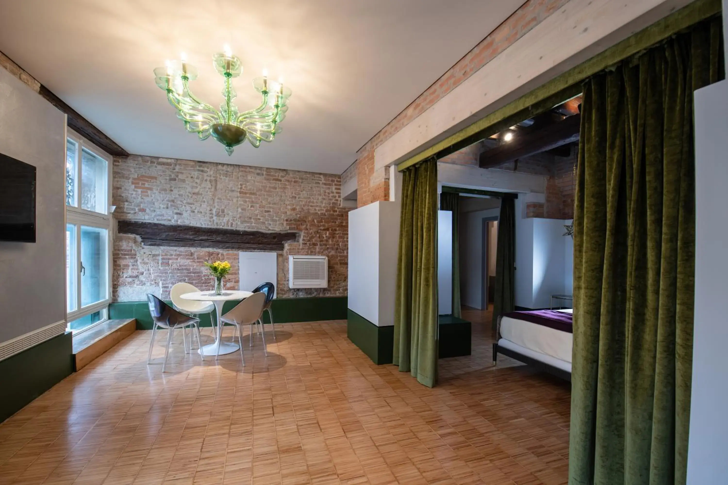 Photo of the whole room, Bed in Locanda Leon Bianco on the Grand Canal Photo of the whole room, Bed in Locanda Leon Bianco on the Grand Canal