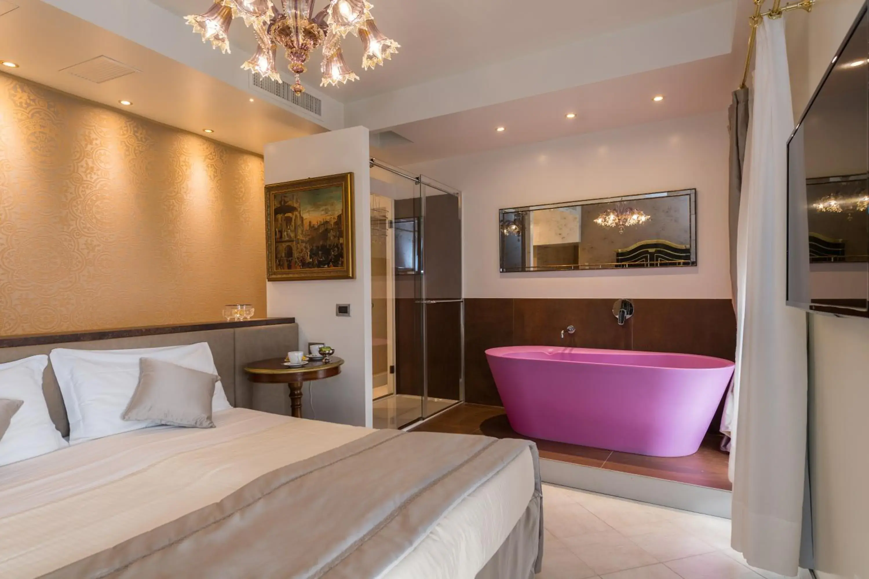 Photo of the whole room, Bed in Locanda Leon Bianco on the Grand Canal Photo of the whole room, Bed in Locanda Leon Bianco on the Grand Canal