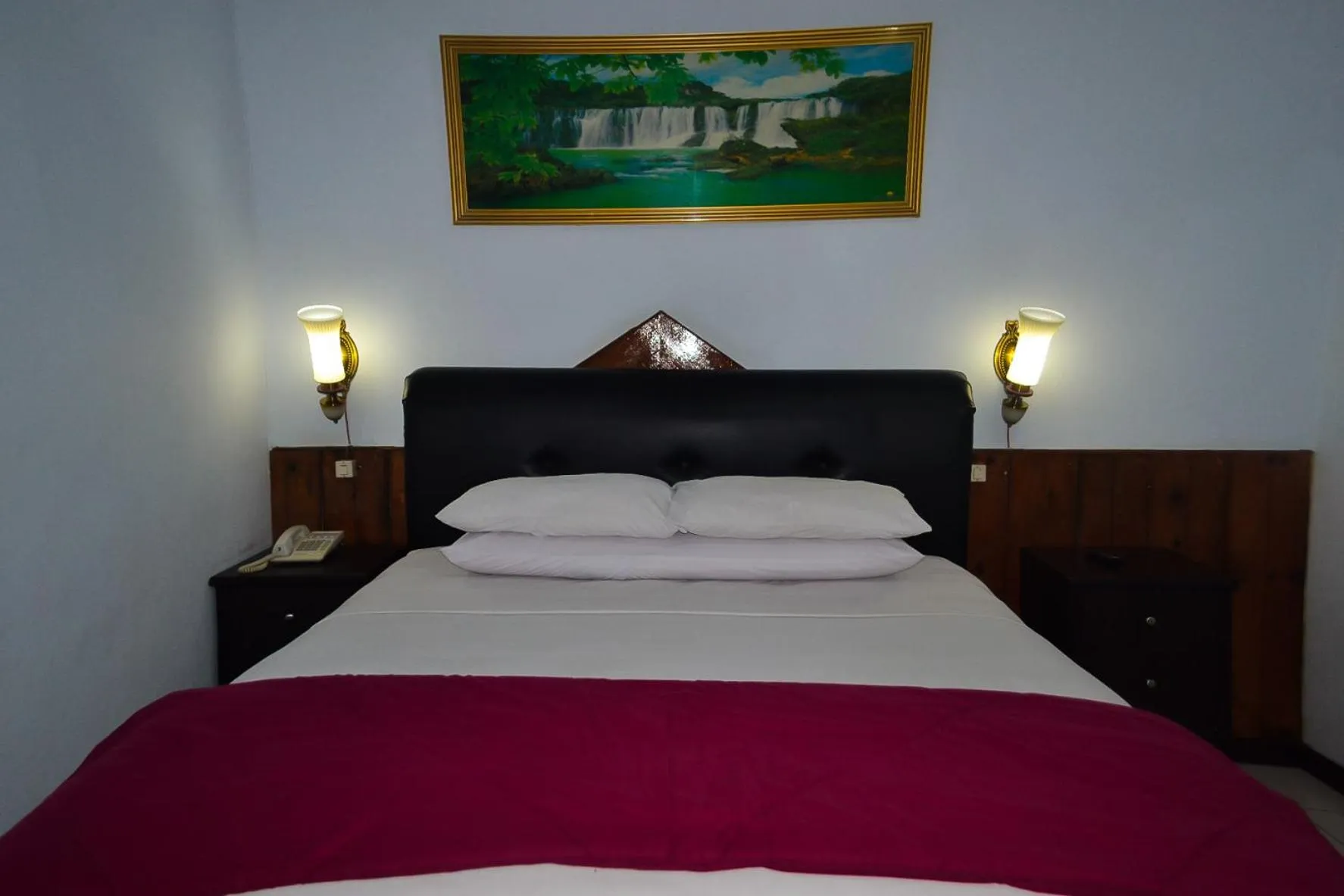 Bed in Hotel Indra Toraja