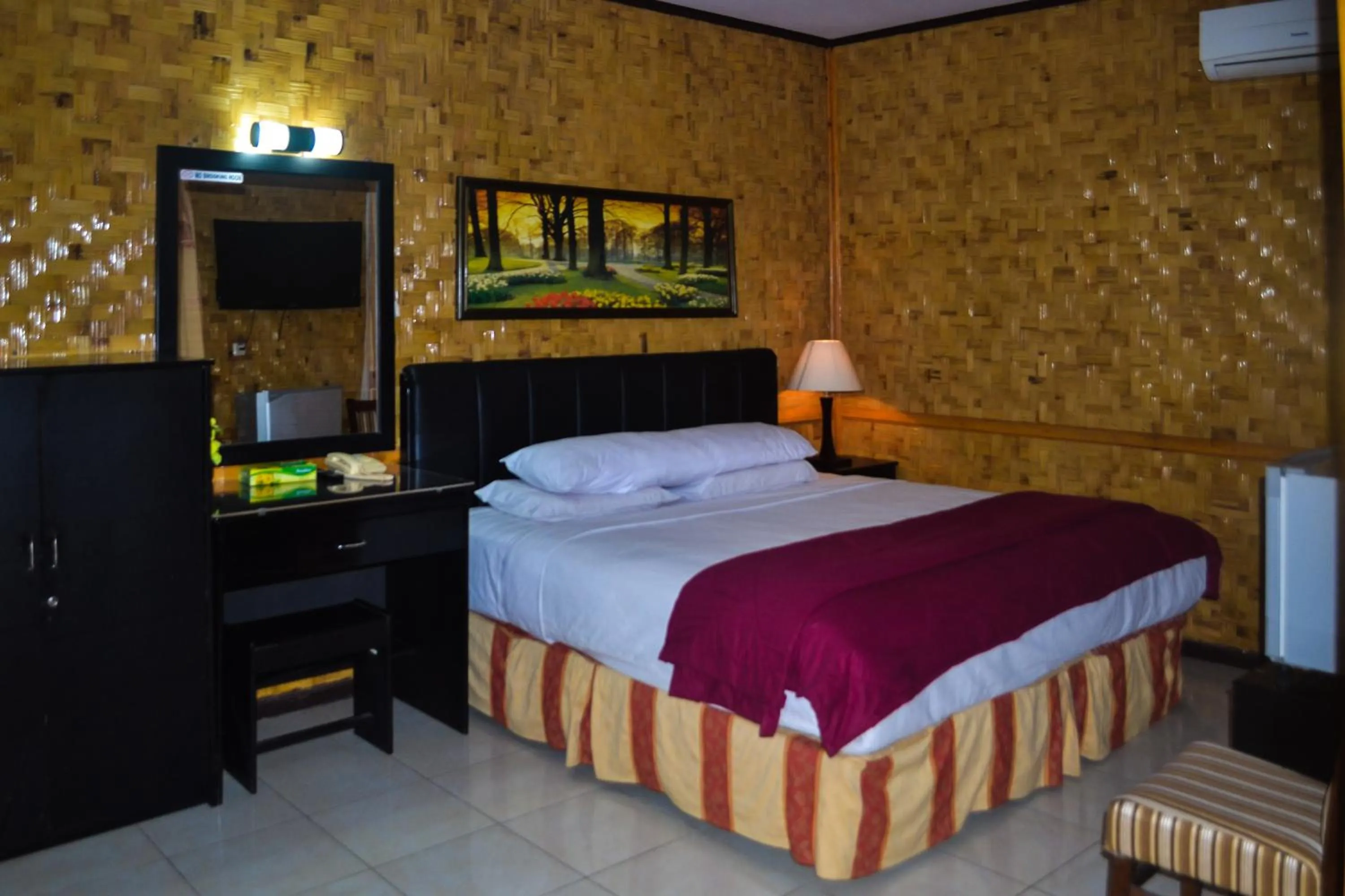 Bed in Hotel Indra Toraja