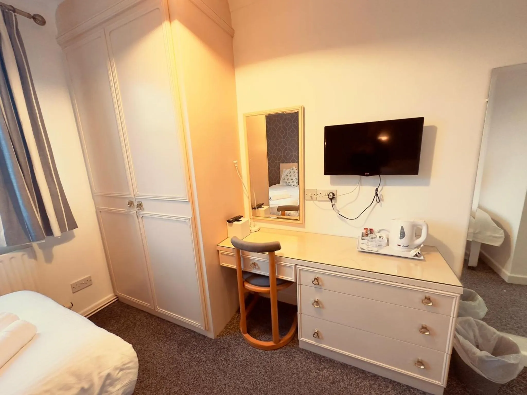TV and multimedia, Bed in 281 Hotel & Restaurant