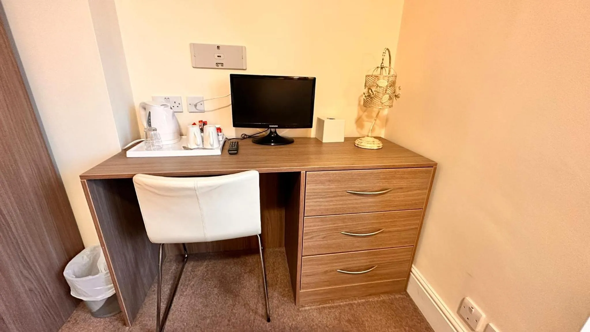 TV and multimedia in 281 Hotel & Restaurant