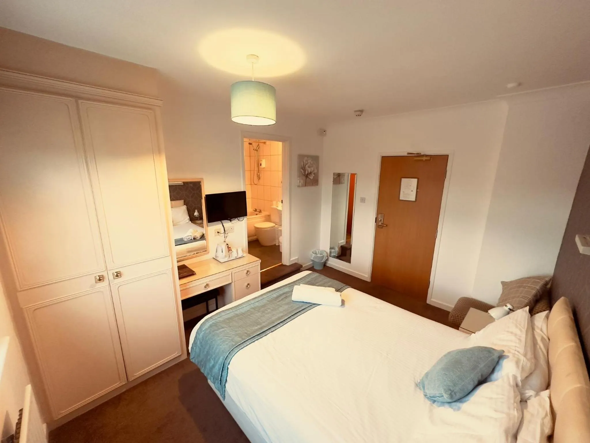 TV and multimedia, Bed in 281 Hotel & Restaurant