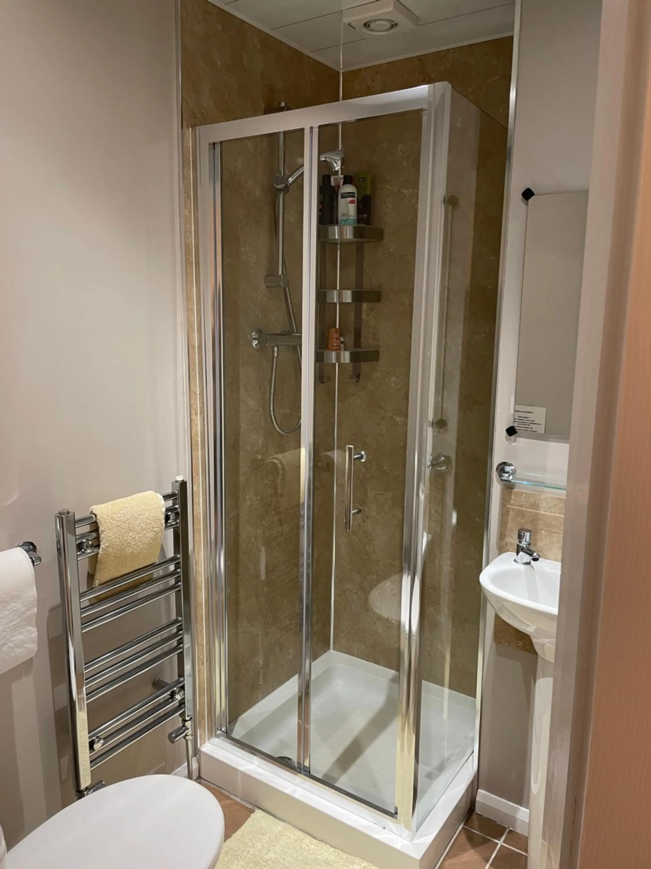 Shower in Aabba Guest House