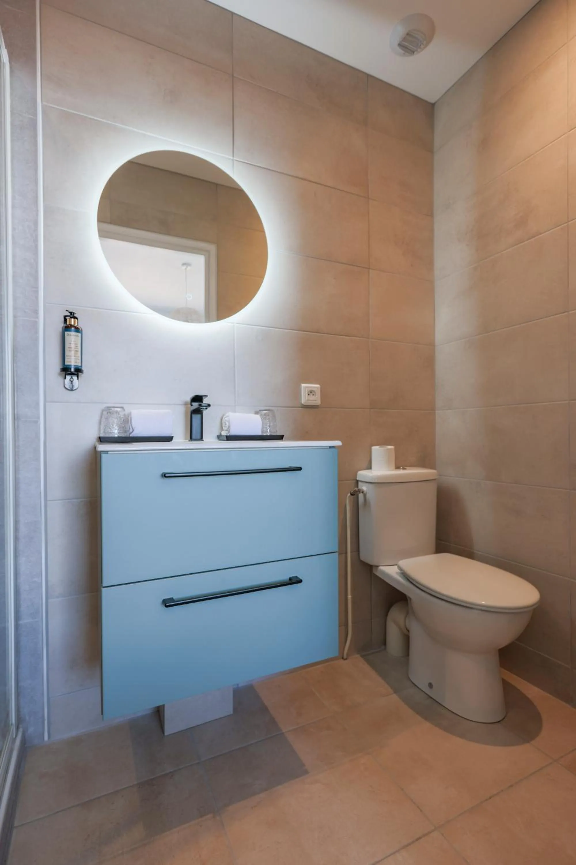 Toilet in Hôtel de La Plage