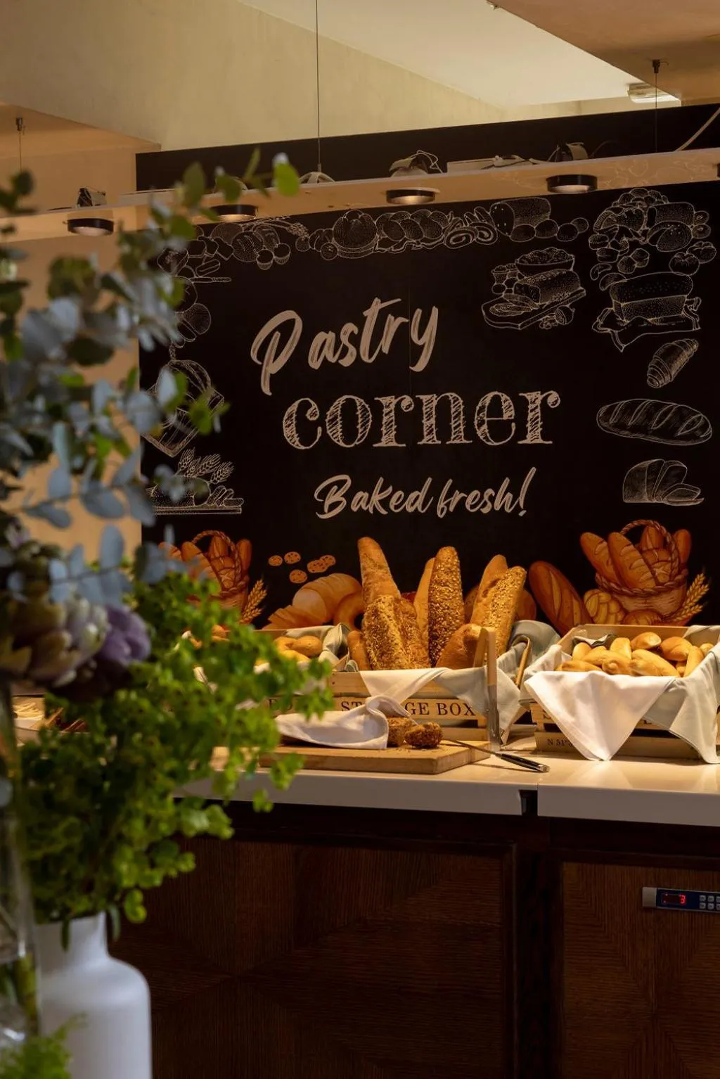 Restaurant/places to eat in Hotel Lapad