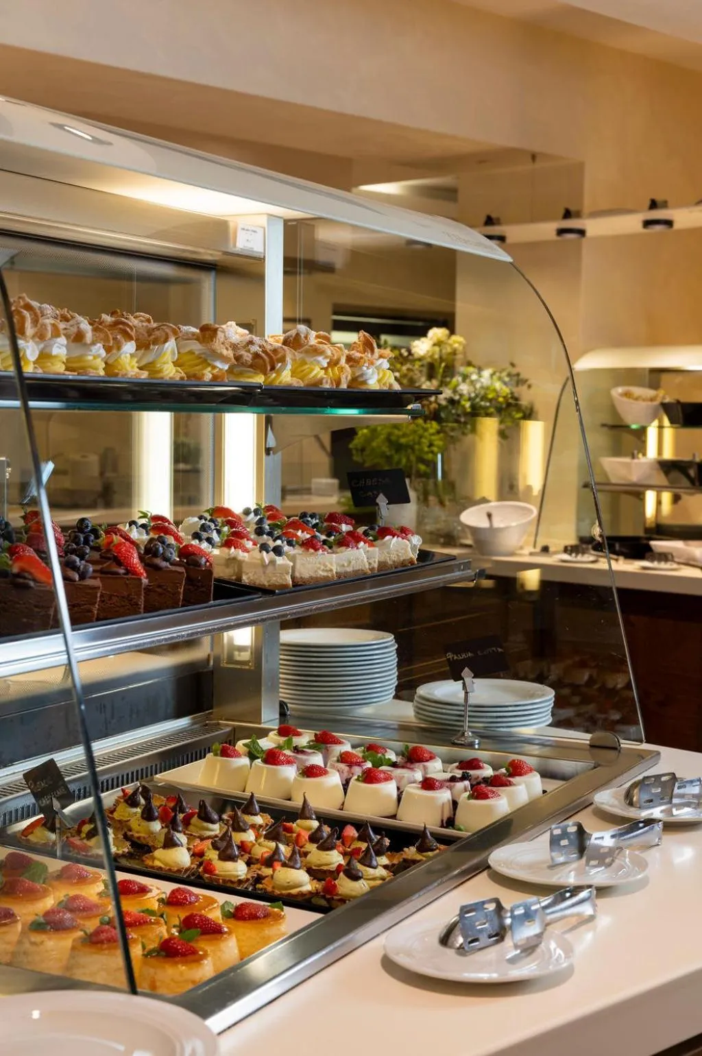 Restaurant/places to eat in Hotel Lapad