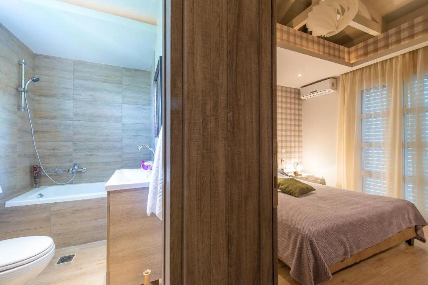 Bathroom, Bed in Aeolos Boutique Hotel & Suites