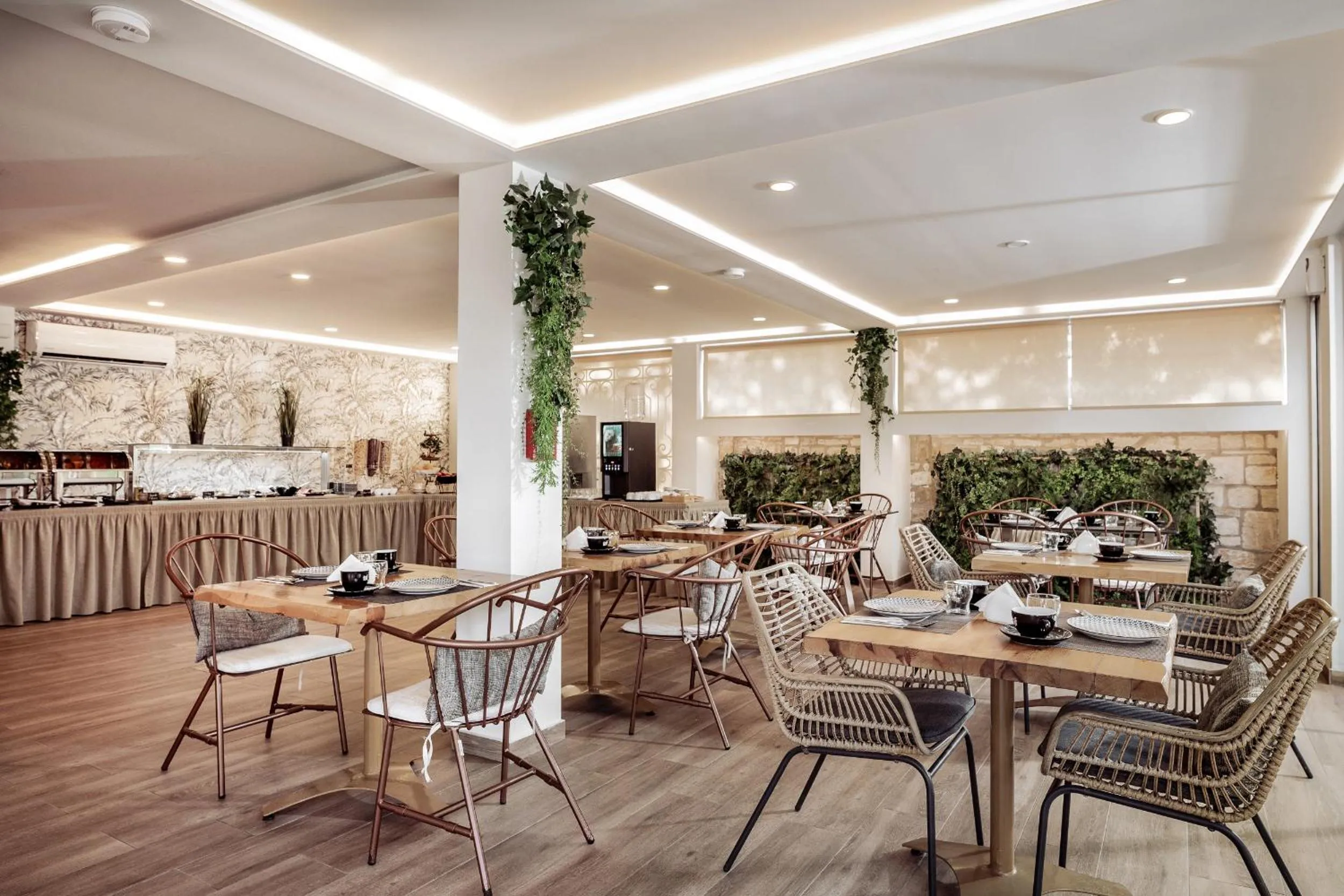 Restaurant/places to eat in Aeolos Boutique Hotel & Suites