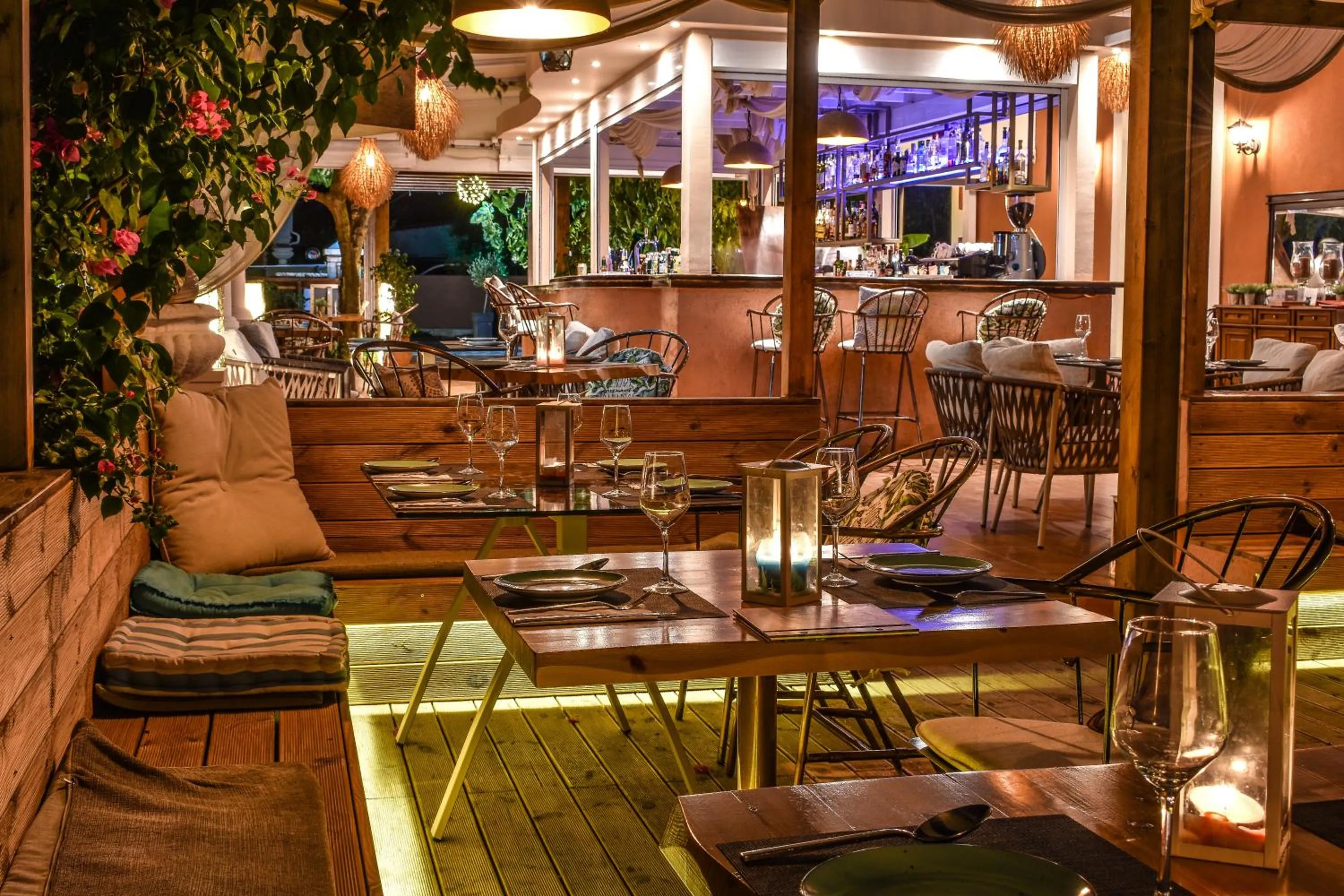 Restaurant/places to eat in Aeolos Boutique Hotel & Suites