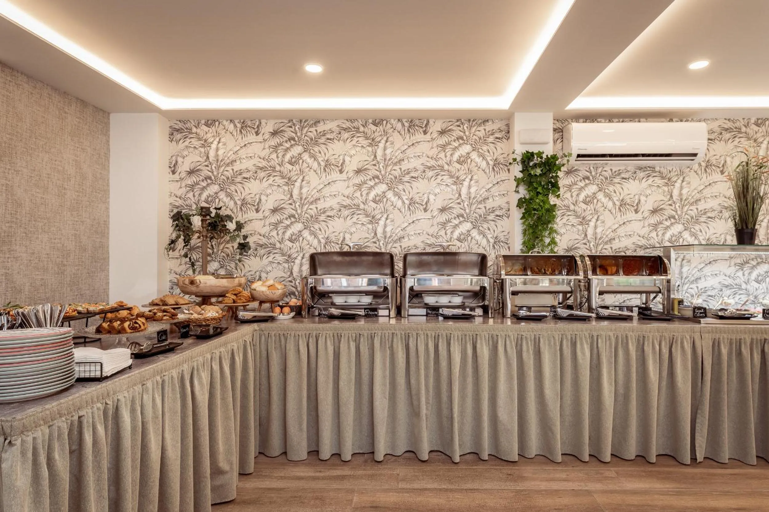 Restaurant/places to eat in Aeolos Boutique Hotel & Suites