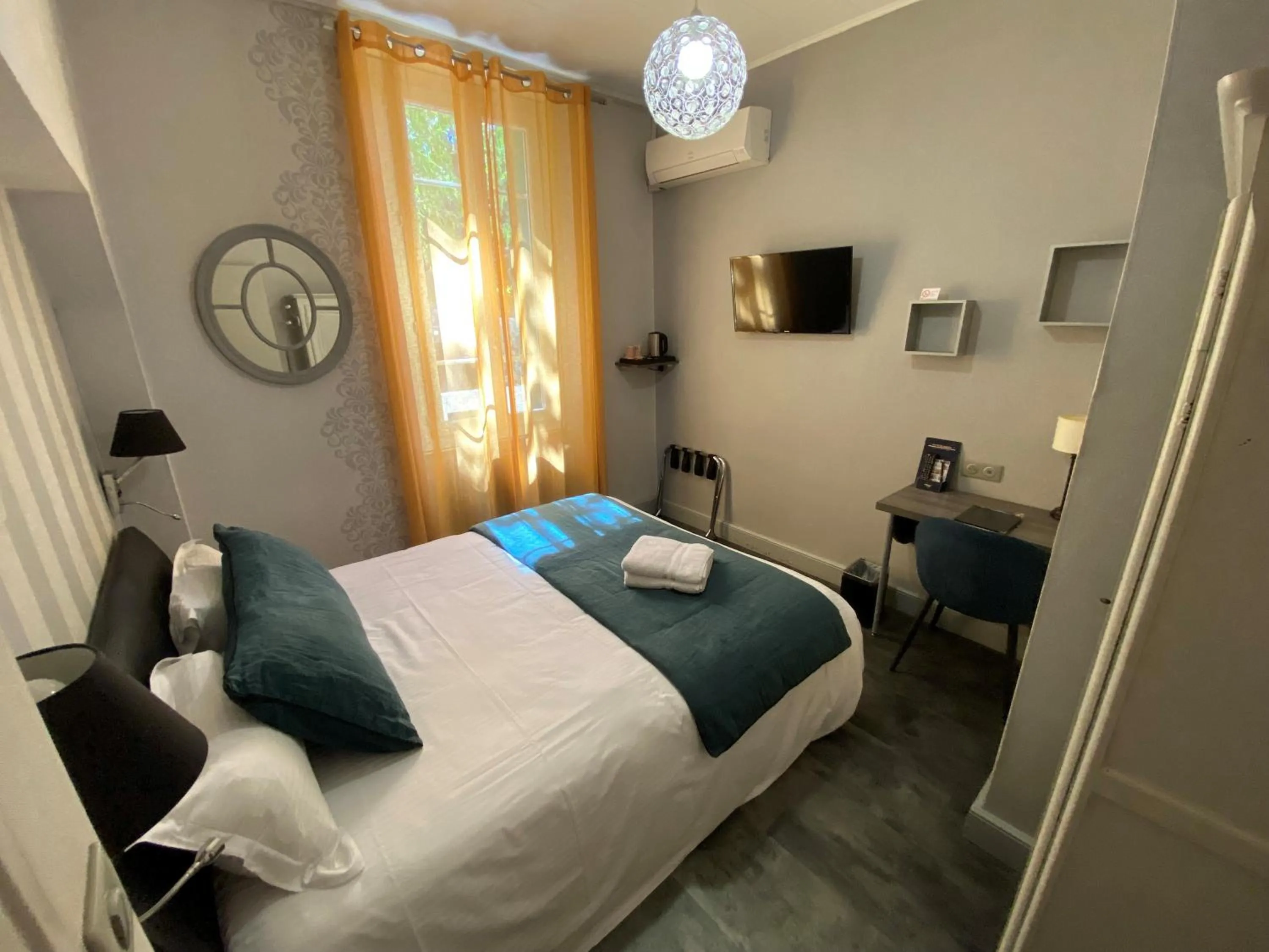 Deluxe Double Room with Bath in Hôtel Beausoleil