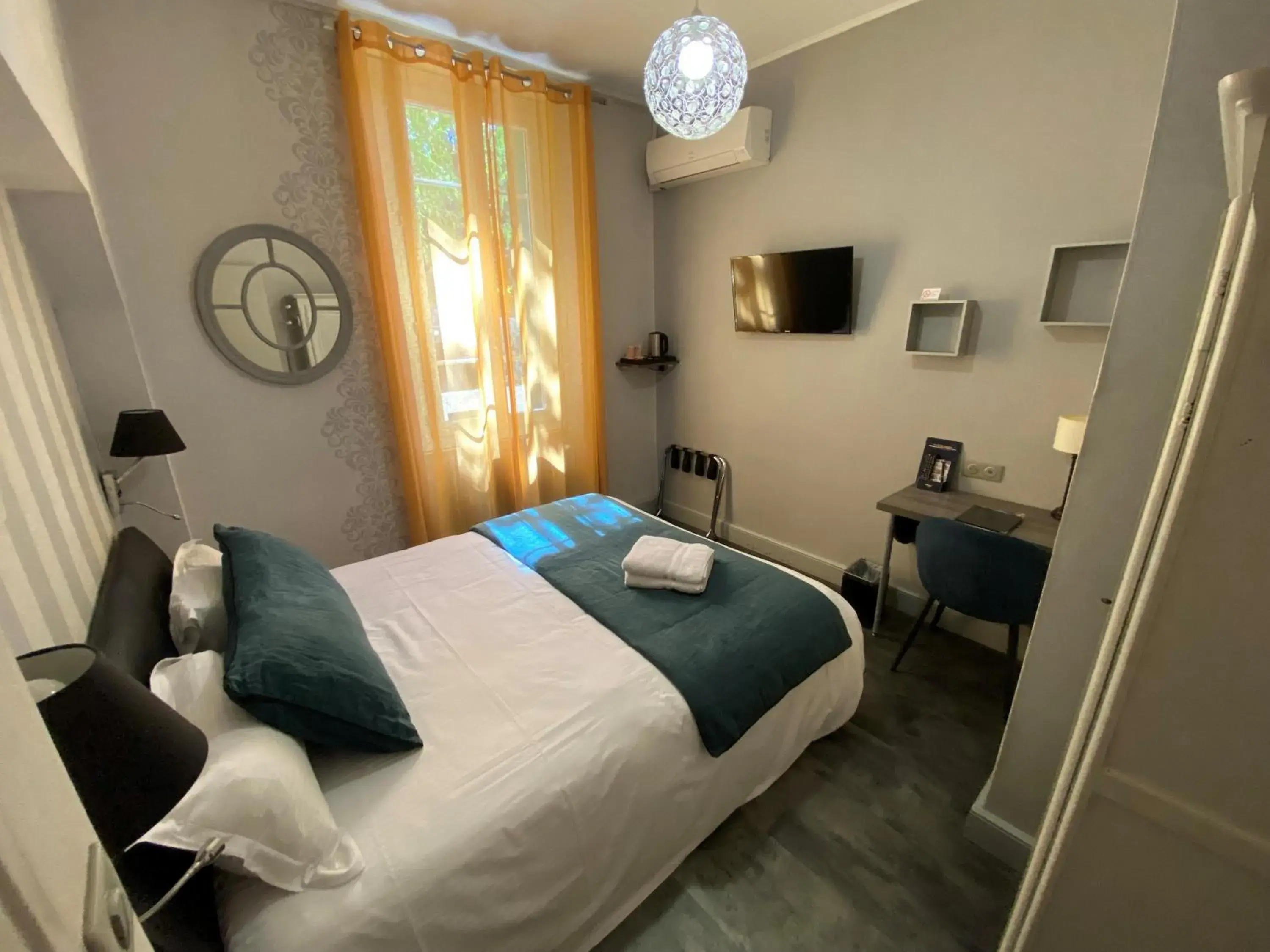 Deluxe Double Room with Bath in Hôtel Beausoleil Deluxe Double Room with Bath in Hôtel Beausoleil