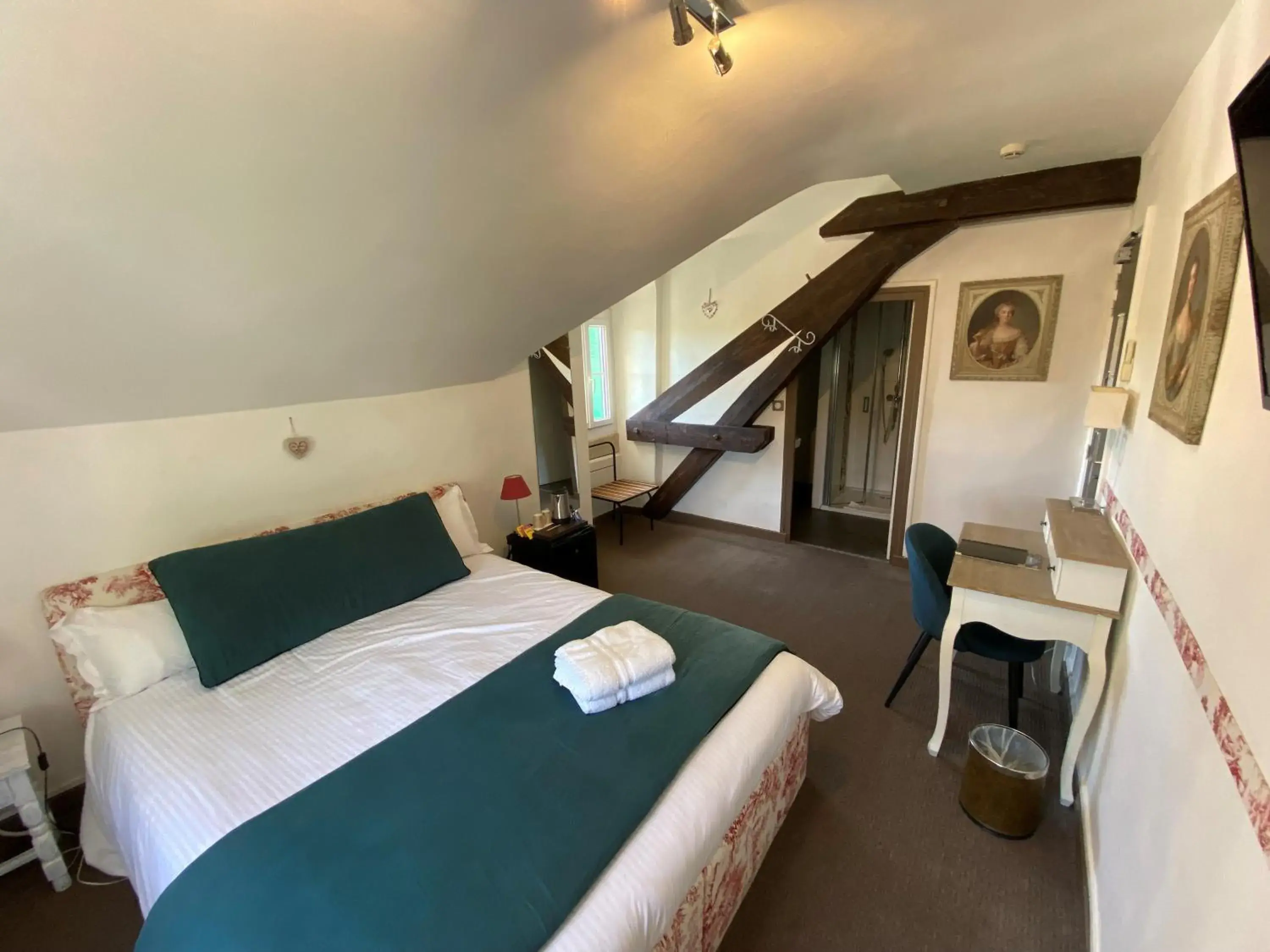 Deluxe Double Room with Shower in Hôtel Beausoleil Deluxe Double Room with Shower in Hôtel Beausoleil