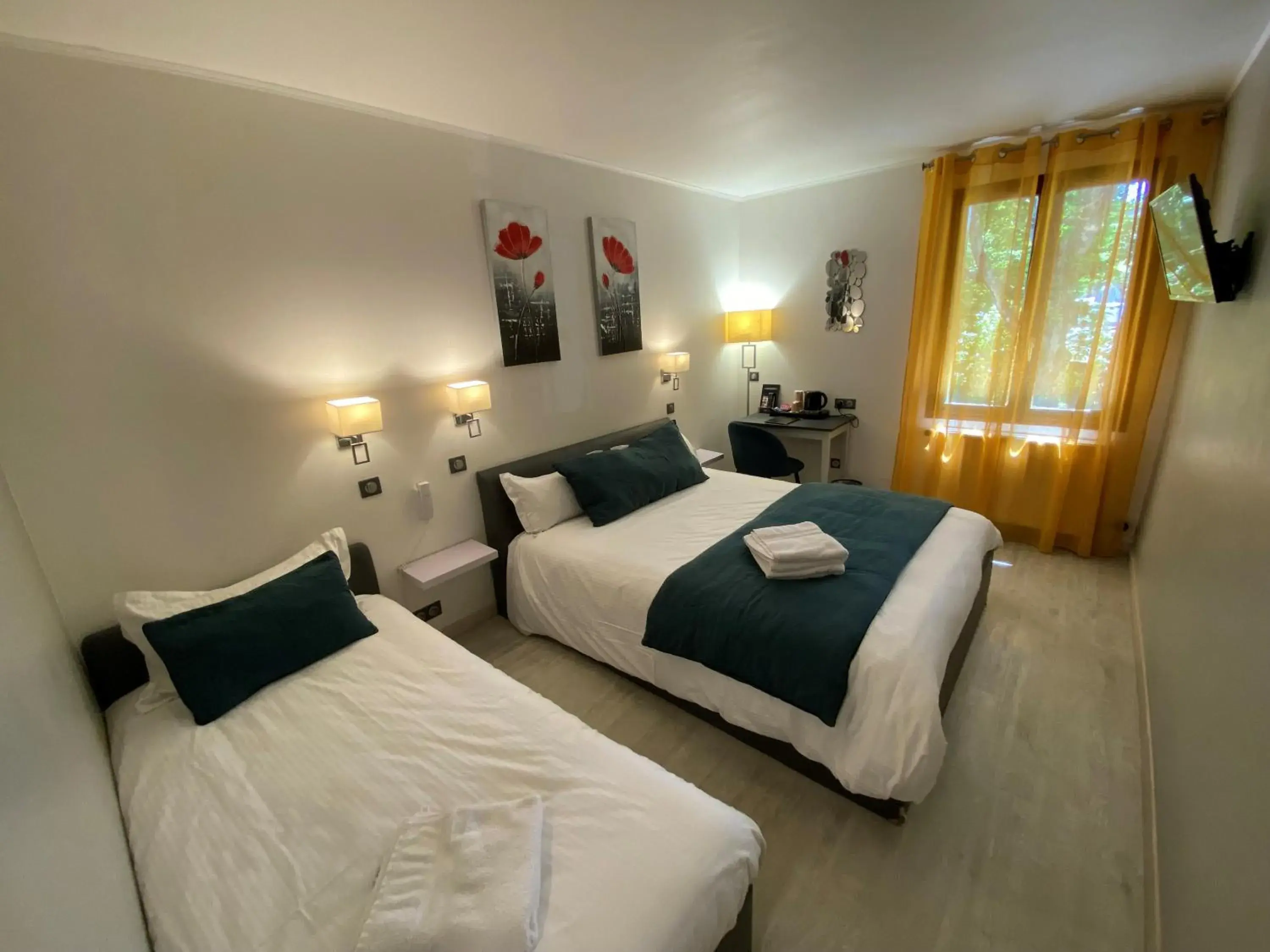 Triple Room in Hôtel Beausoleil Triple Room in Hôtel Beausoleil