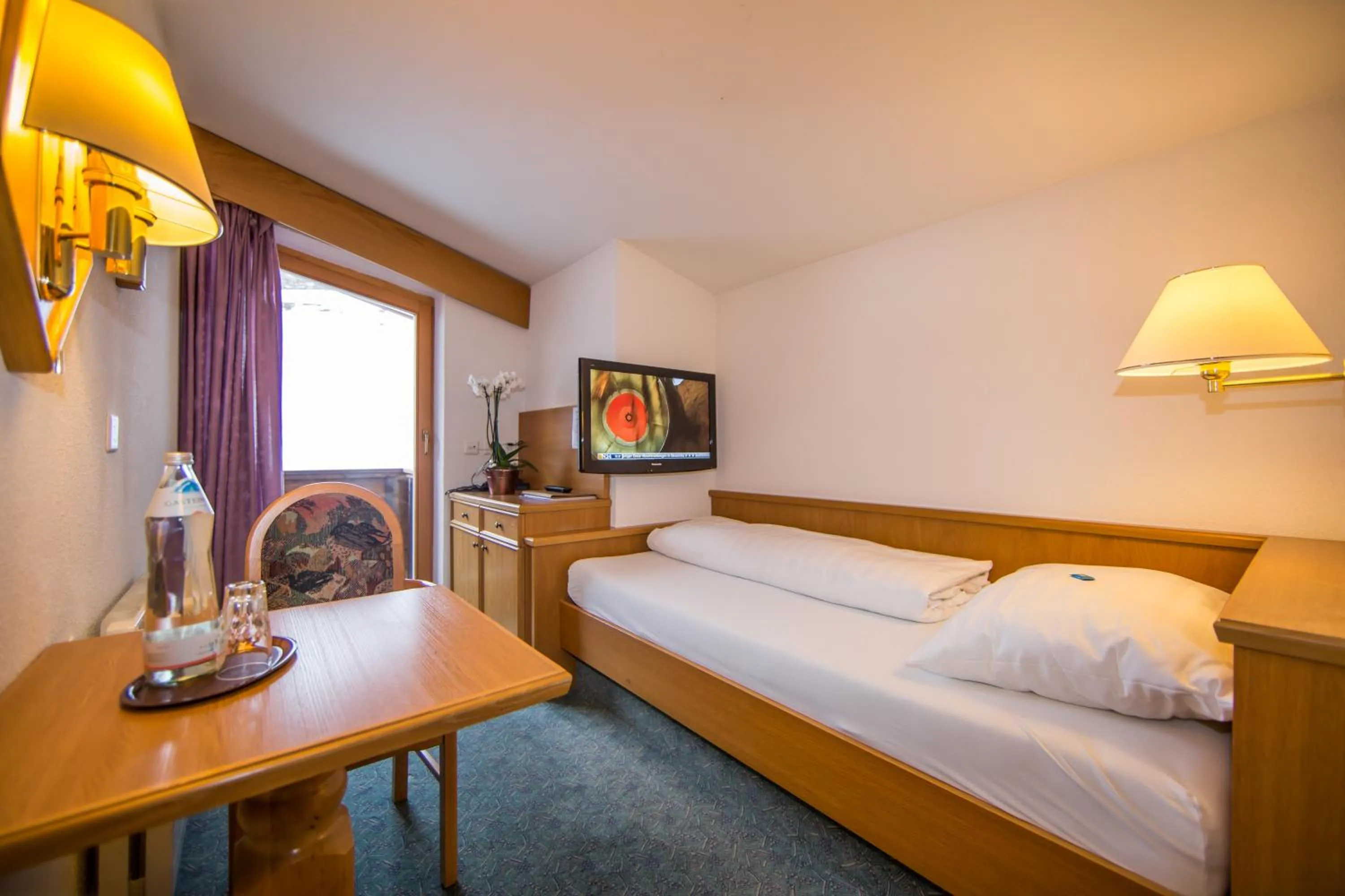 Photo of the whole room, Bed in Hotel Cresta