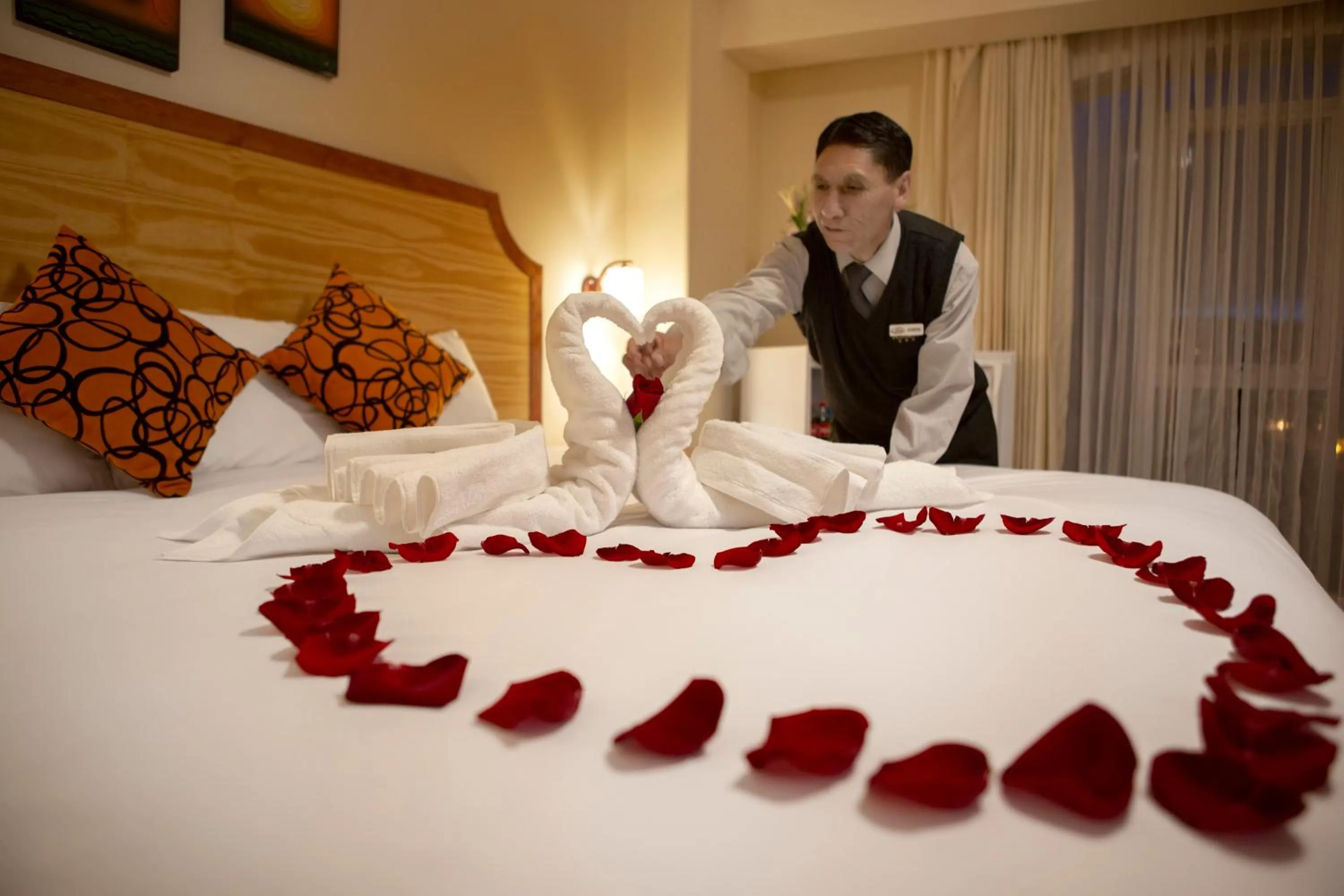 Staff, Bed in Sol Plaza Hotel