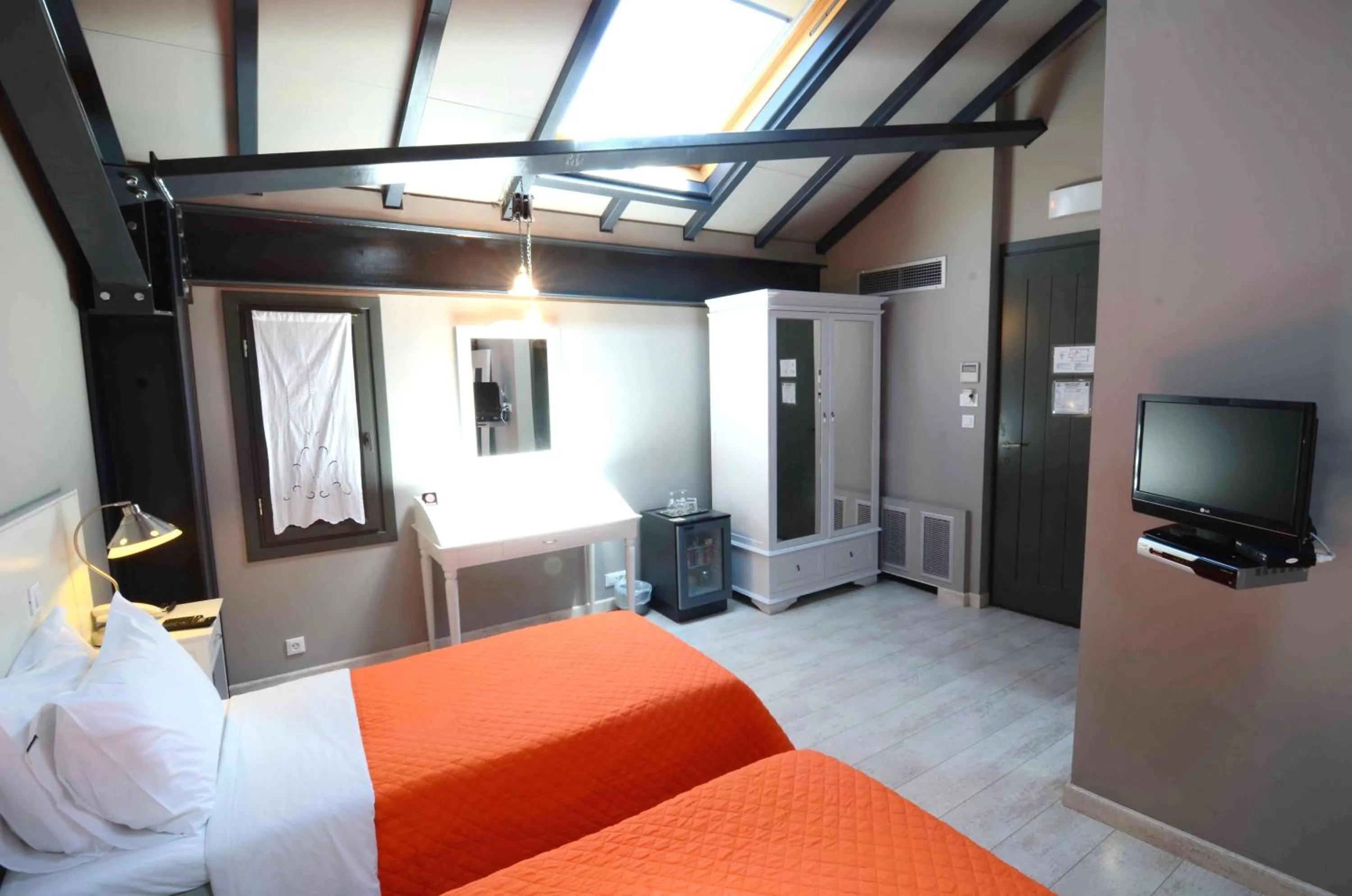 Photo of the whole room, Bed in Familia