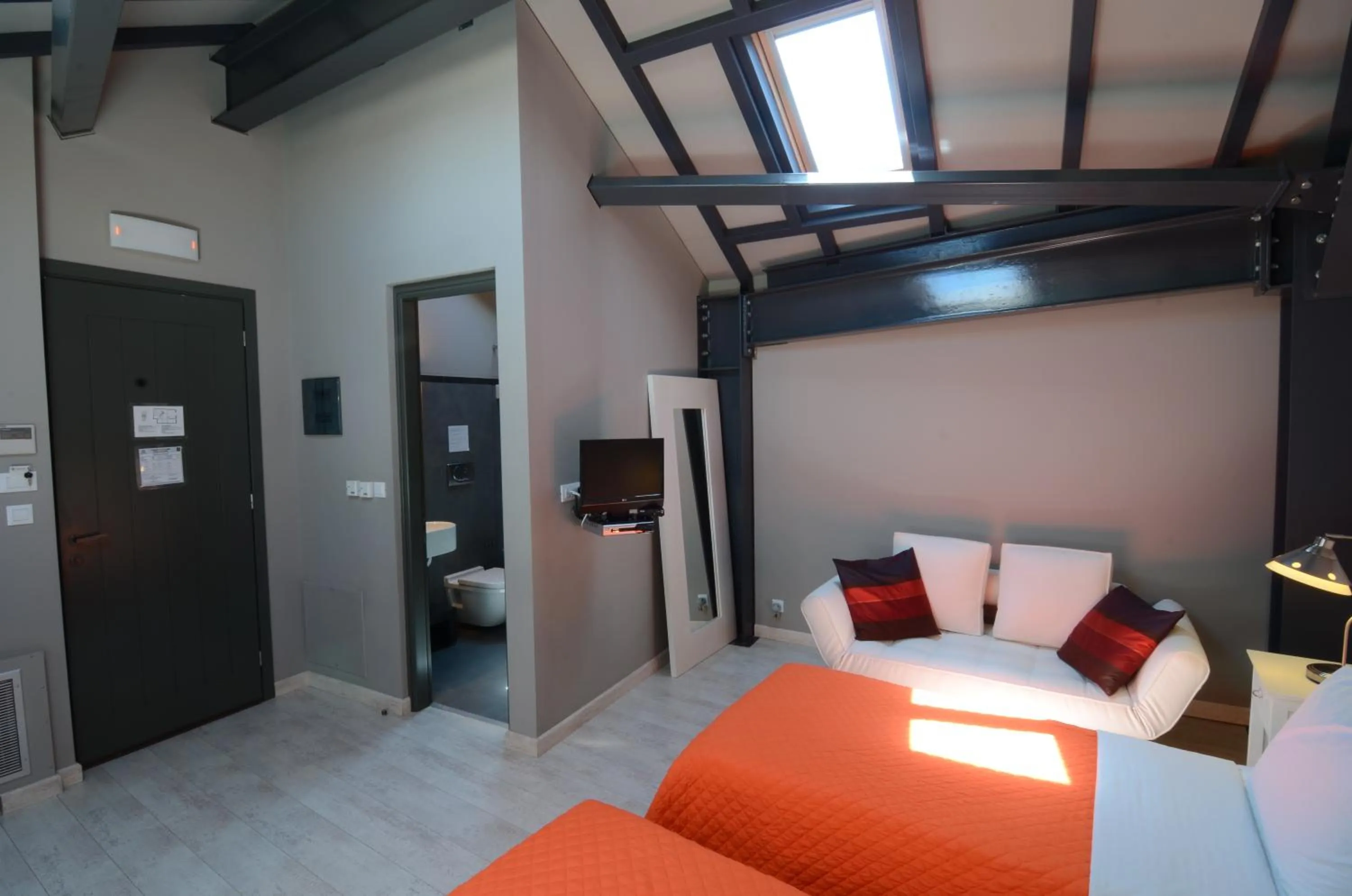 Photo of the whole room, Bed in Familia