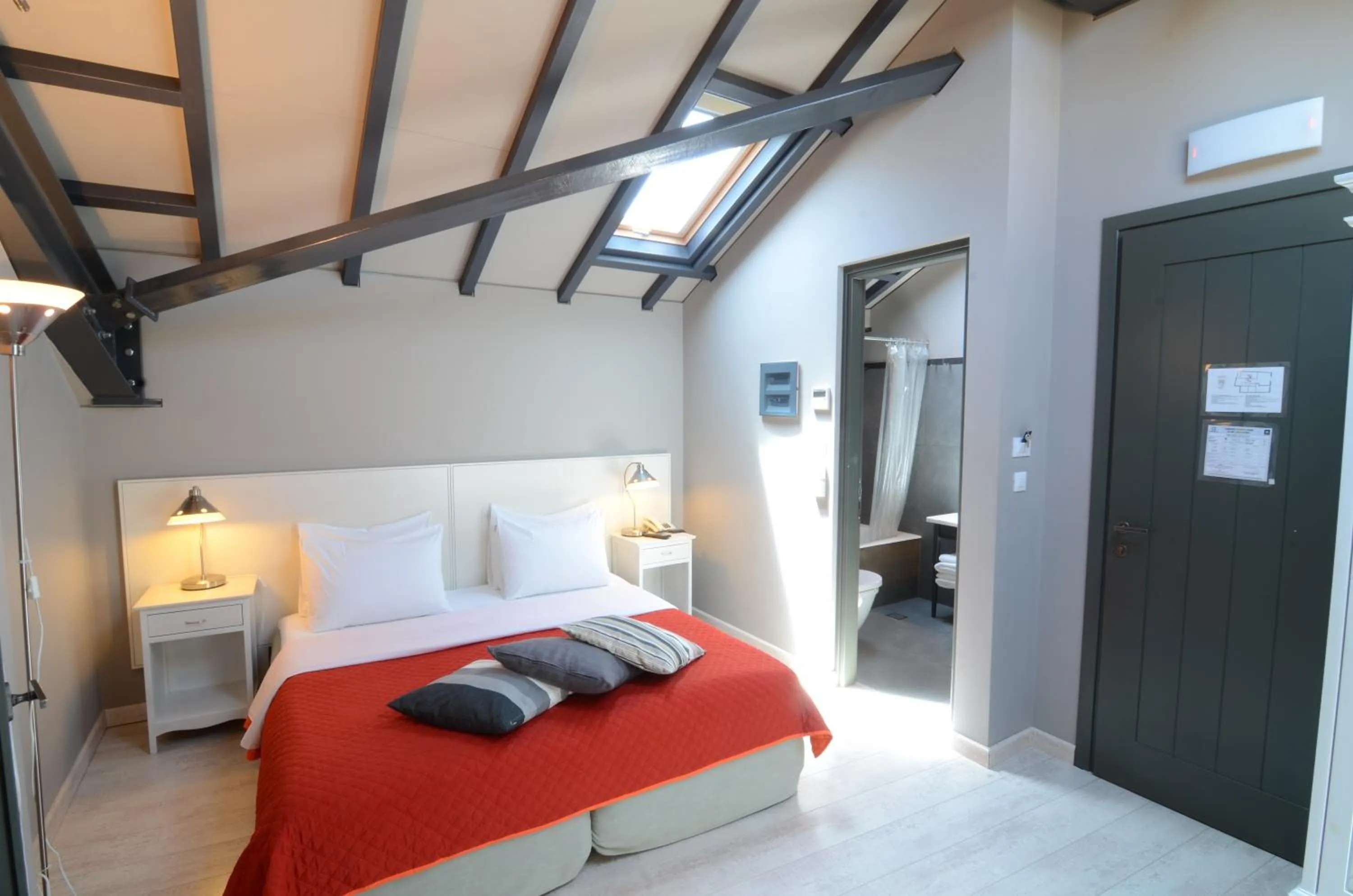 Photo of the whole room, Bed in Familia