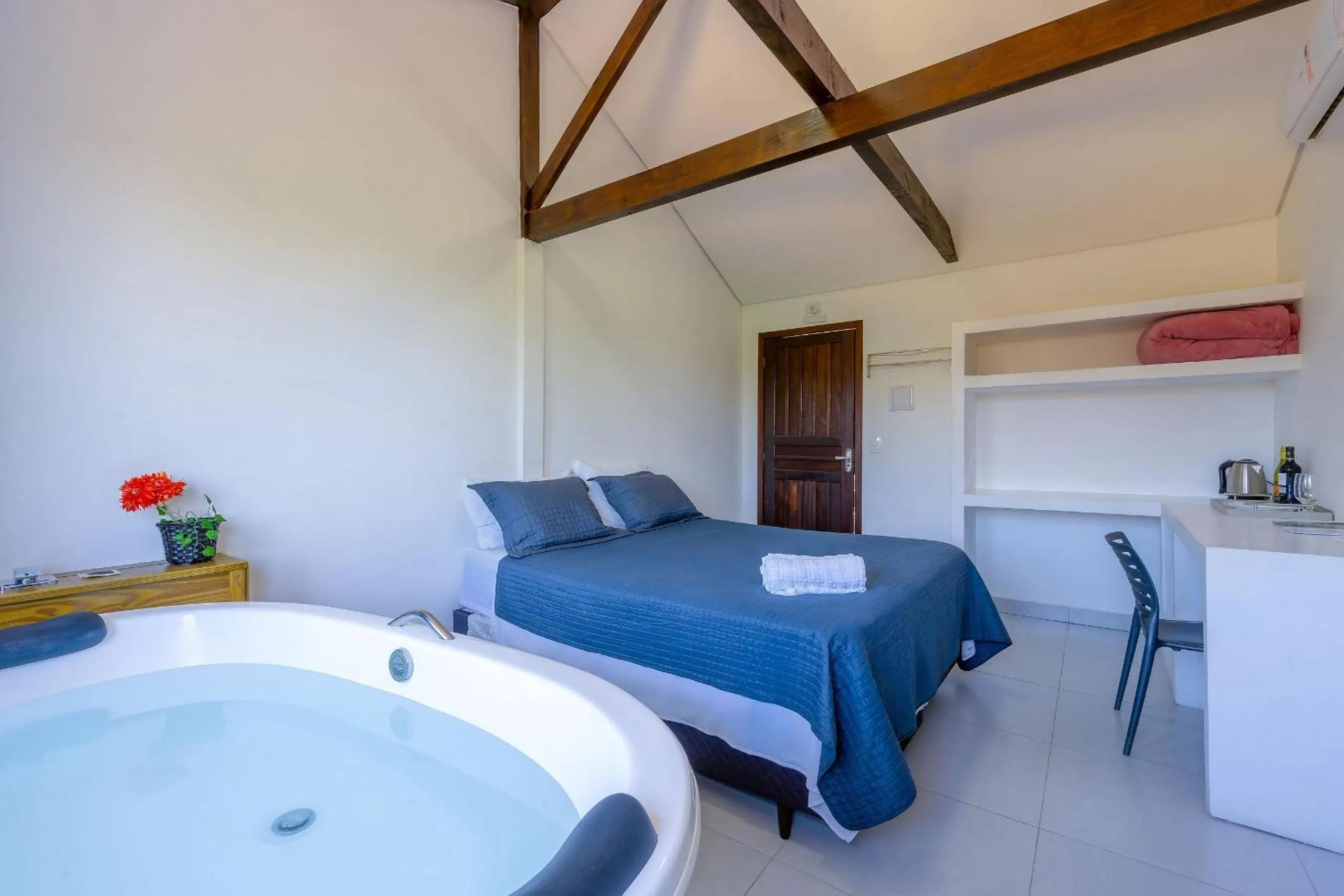 Hot Tub, Bed in Pousada Solar dos Lírios - Praia do Rosa