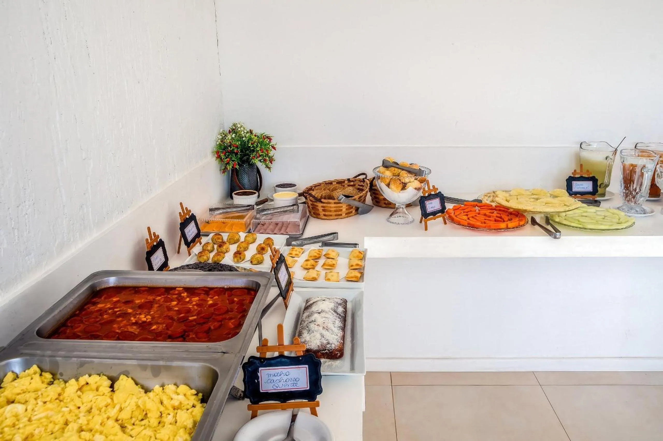 Buffet breakfast in Pousada Solar dos Lírios - Praia do Rosa