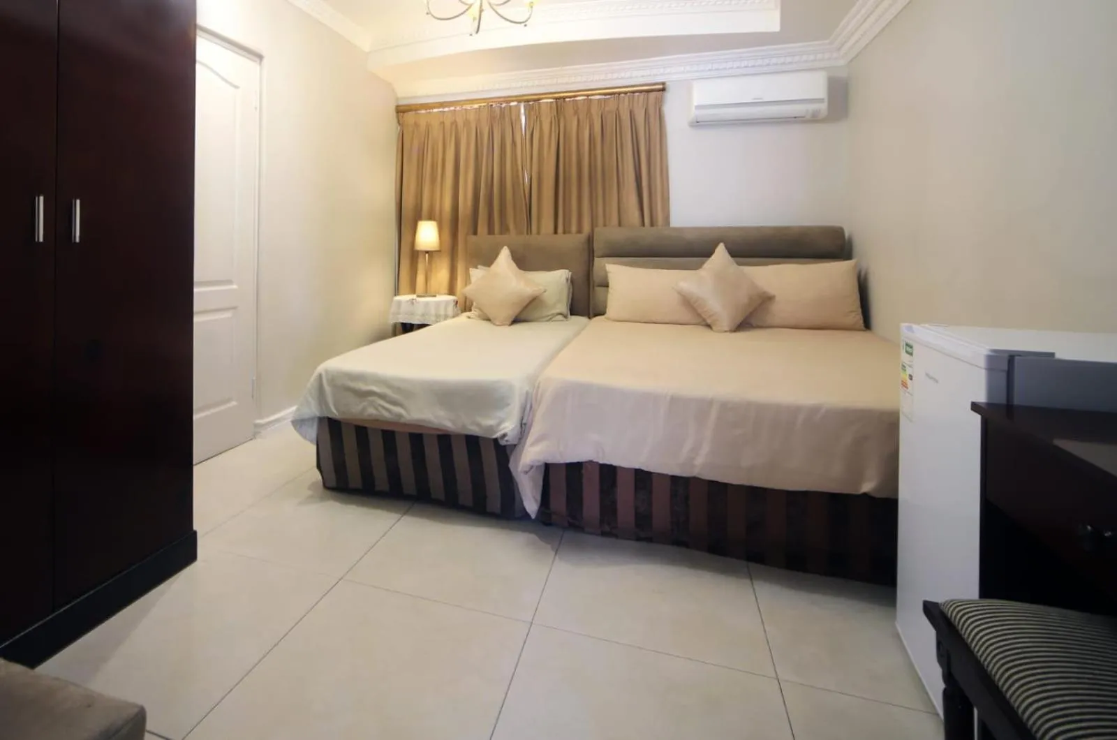 Budget Standard Twin Room in Savoy Lodge