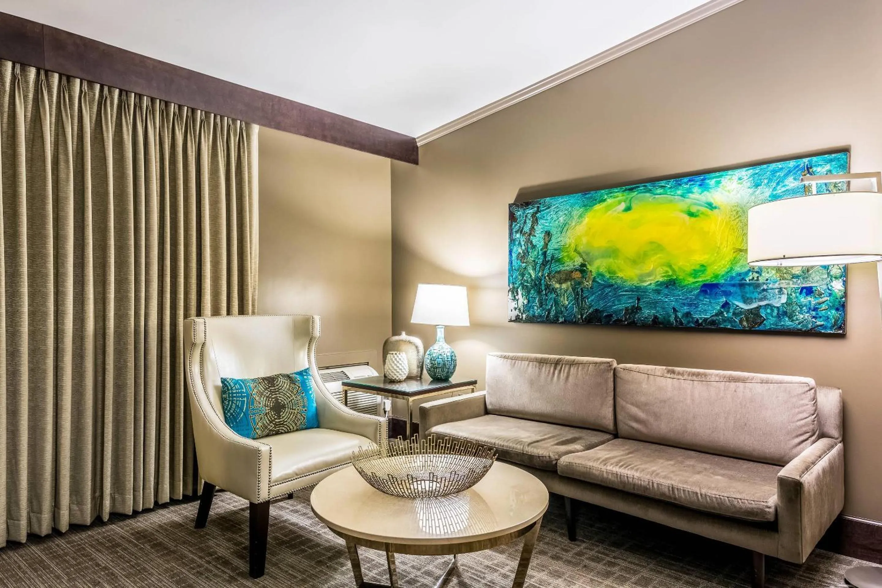 Bedroom in Oasis Hotel and Conv Center, an Ascend Collection Hotel