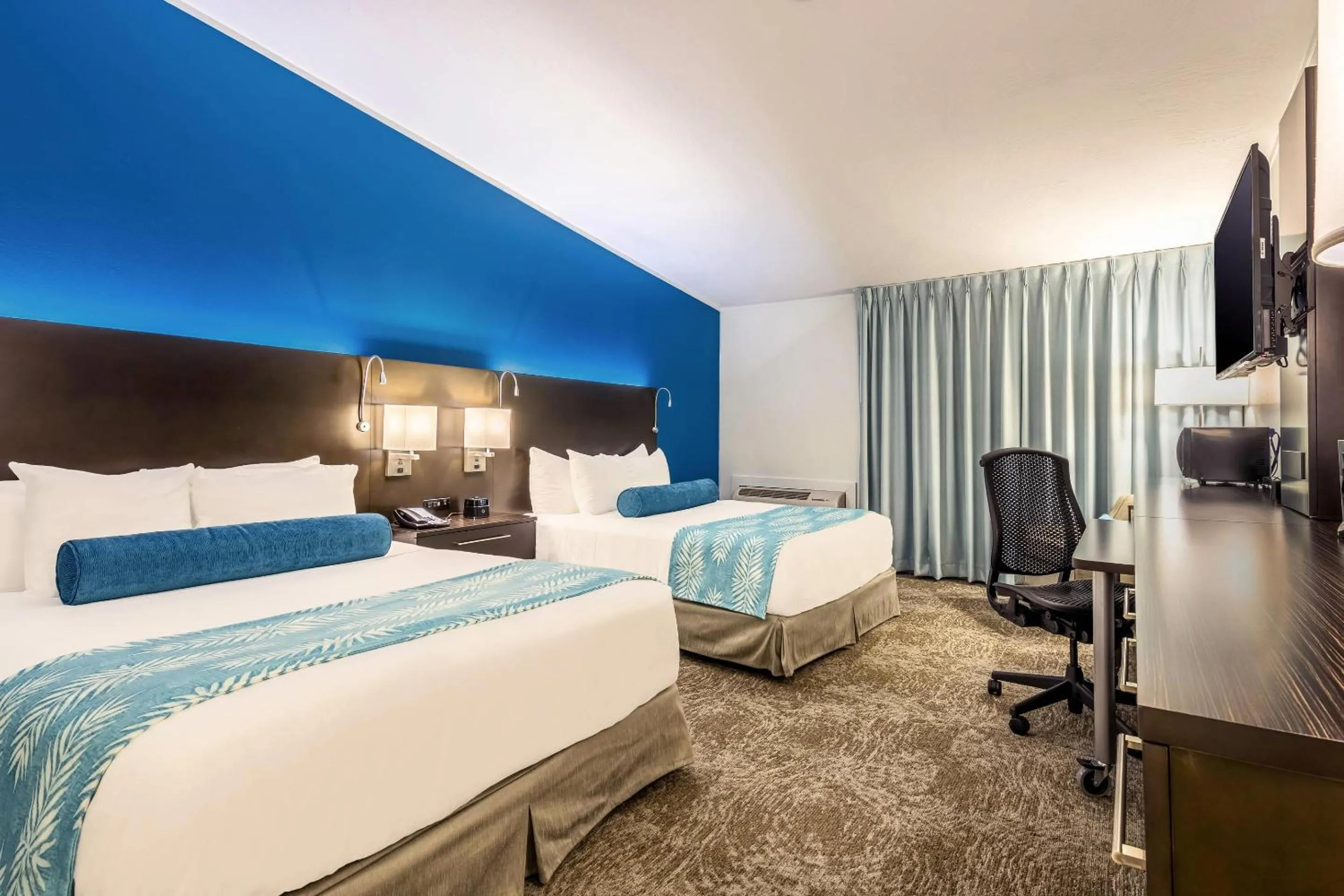 Bedroom, Bed in Oasis Hotel and Conv Center, an Ascend Collection Hotel