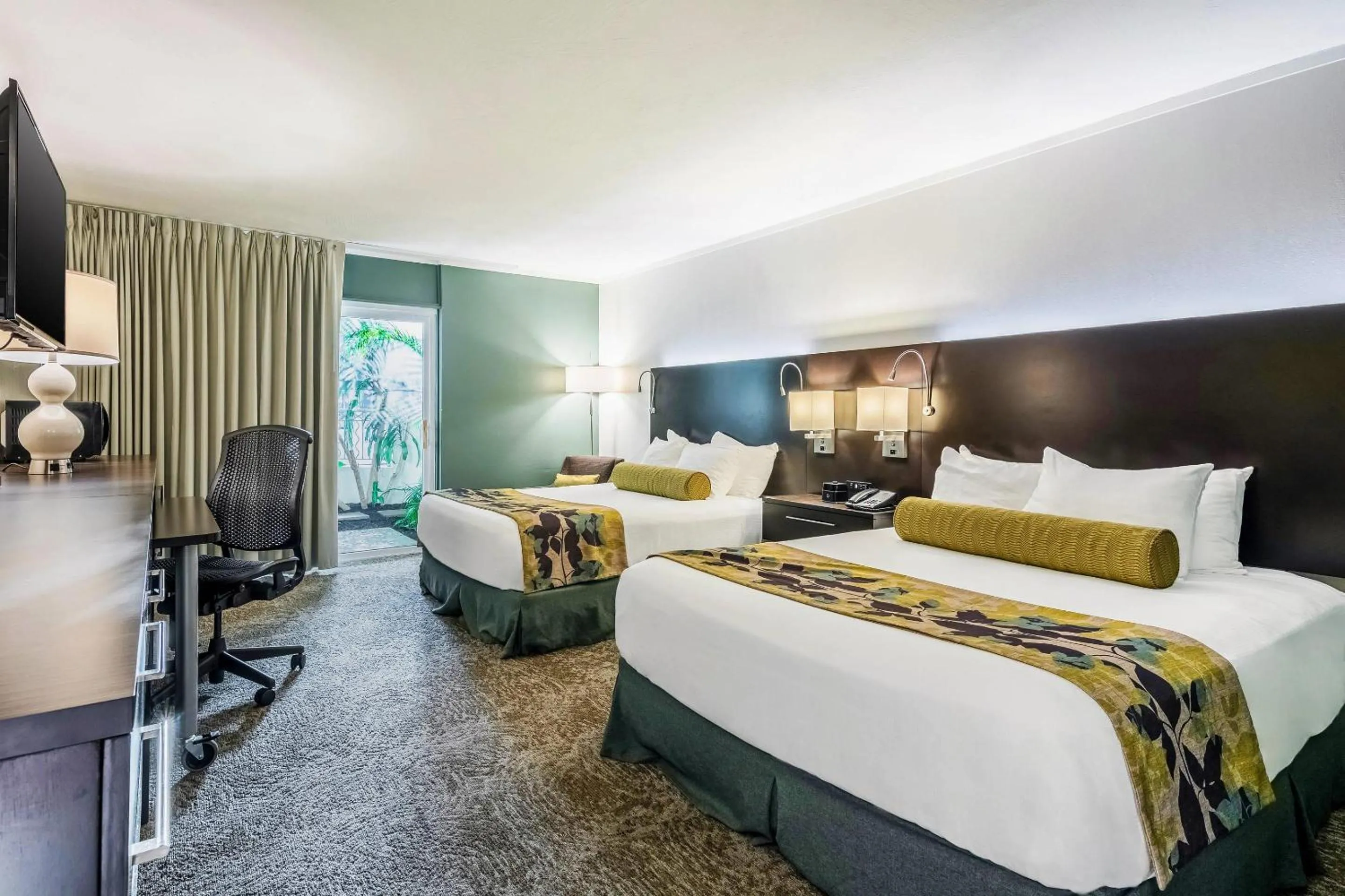 Bedroom, Bed in Oasis Hotel and Conv Center, an Ascend Collection Hotel