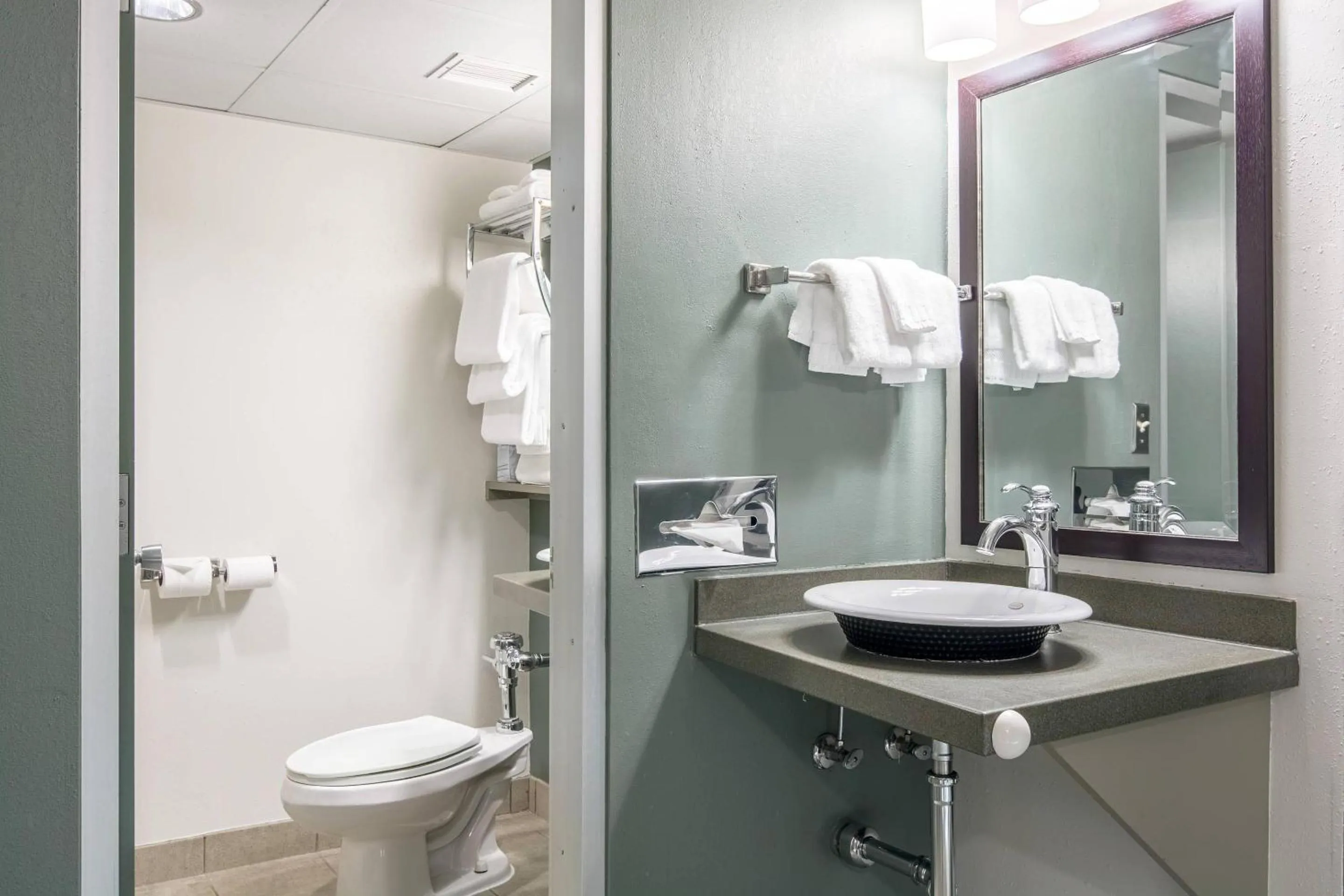 Bedroom in Oasis Hotel and Conv Center, an Ascend Collection Hotel