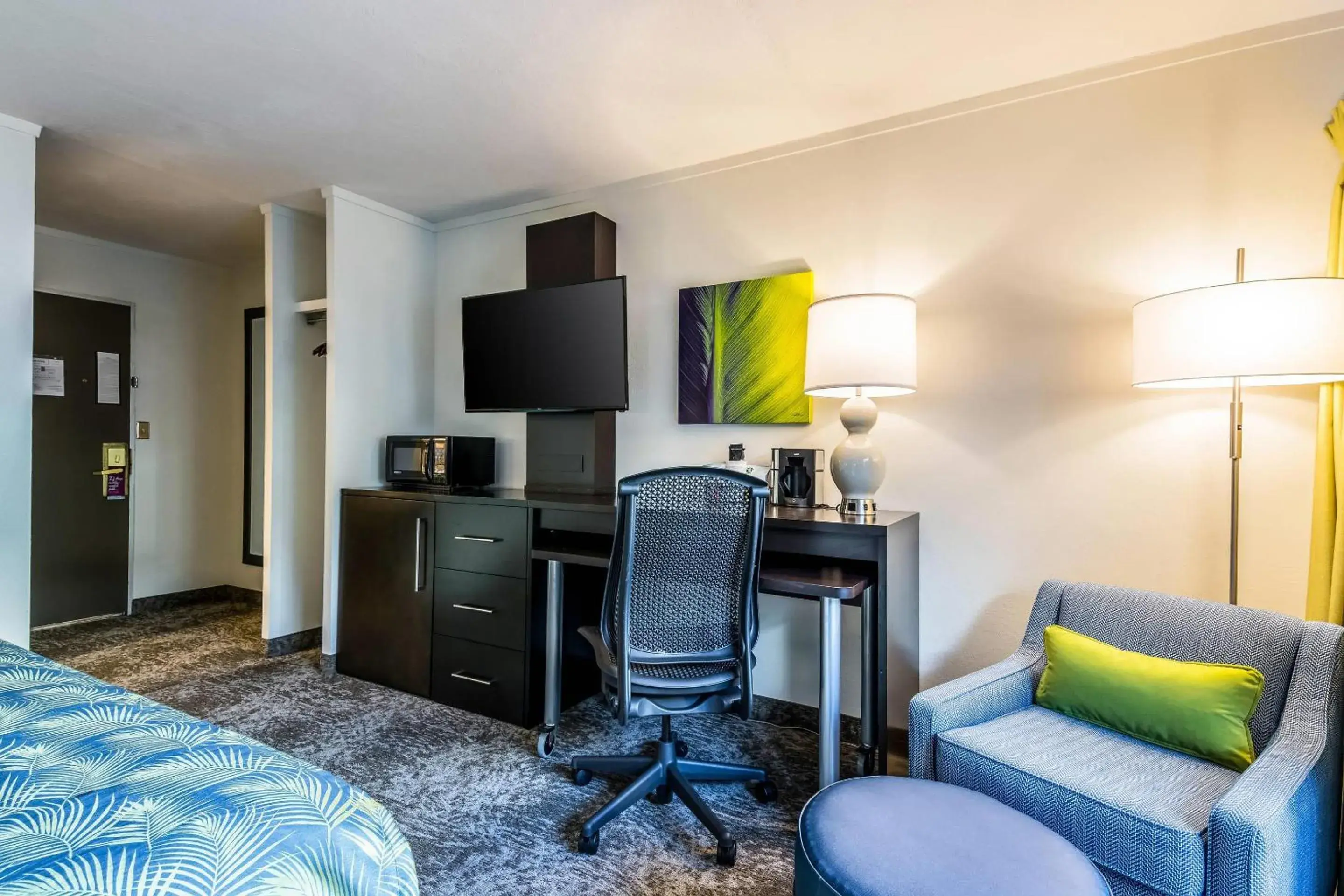 King Room with Courtyard View - Non-Smoking in Oasis Hotel and Conv Center, an Ascend Collection Hotel King Room with Courtyard View - Non-Smoking in Oasis Hotel and Conv Center, an Ascend Collection Hotel