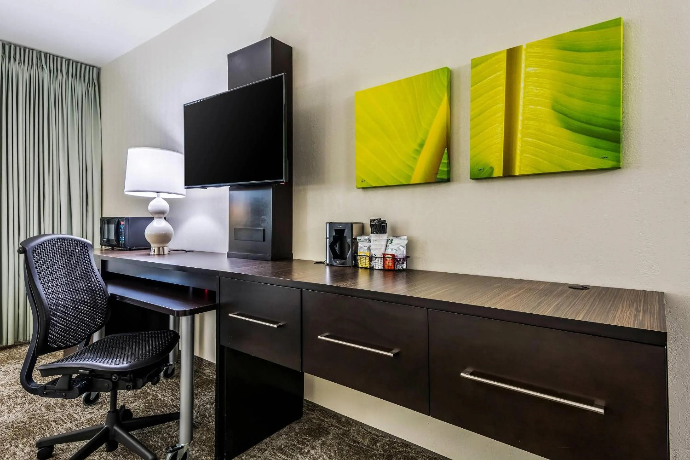 Bedroom in Oasis Hotel and Conv Center, an Ascend Collection Hotel