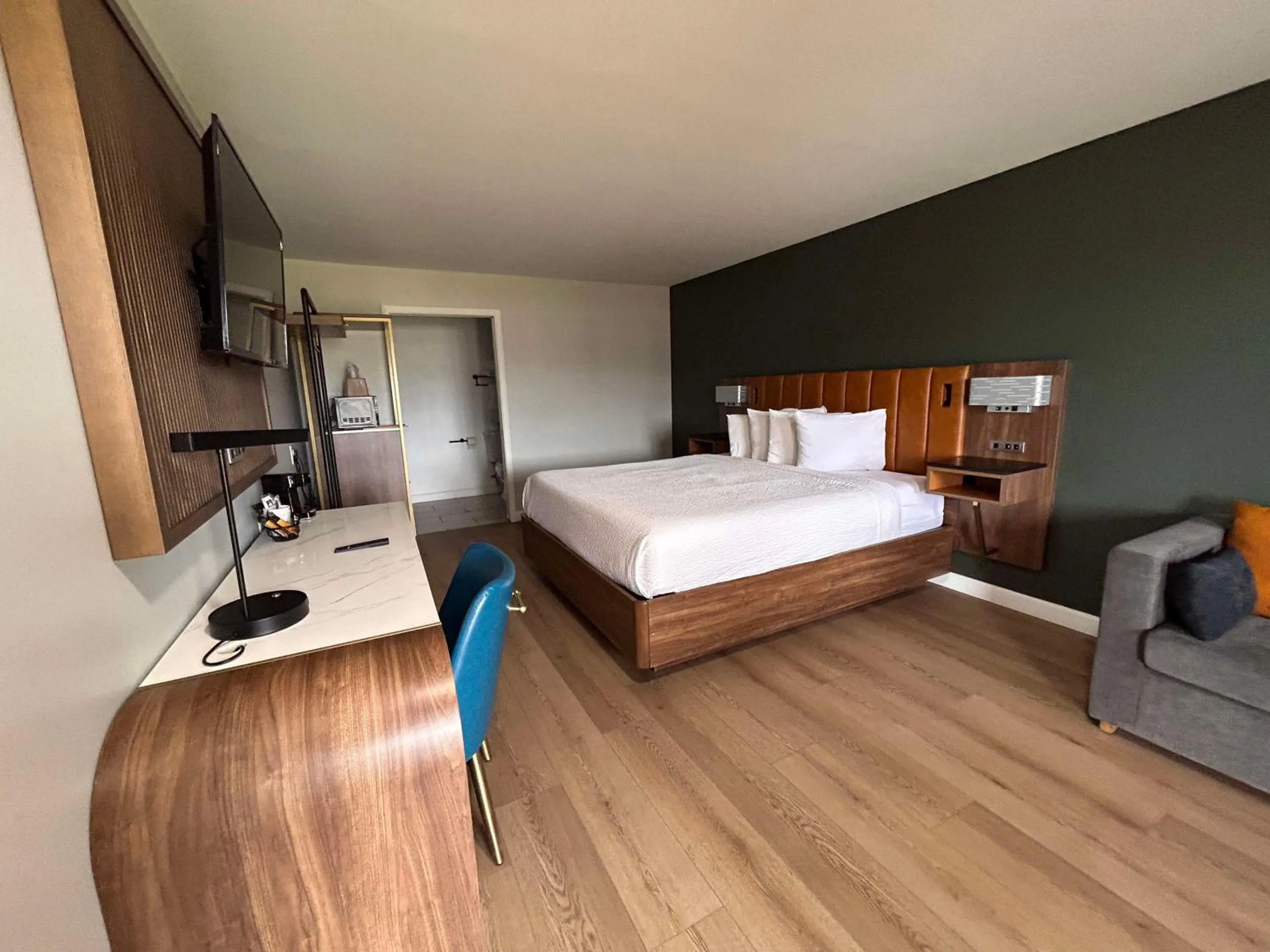 Bedroom, Bed in SureStay by Best Western Morgan Hill