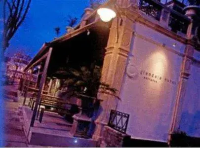 Facade/entrance in Glendale Hotel Facade/entrance in Glendale Hotel