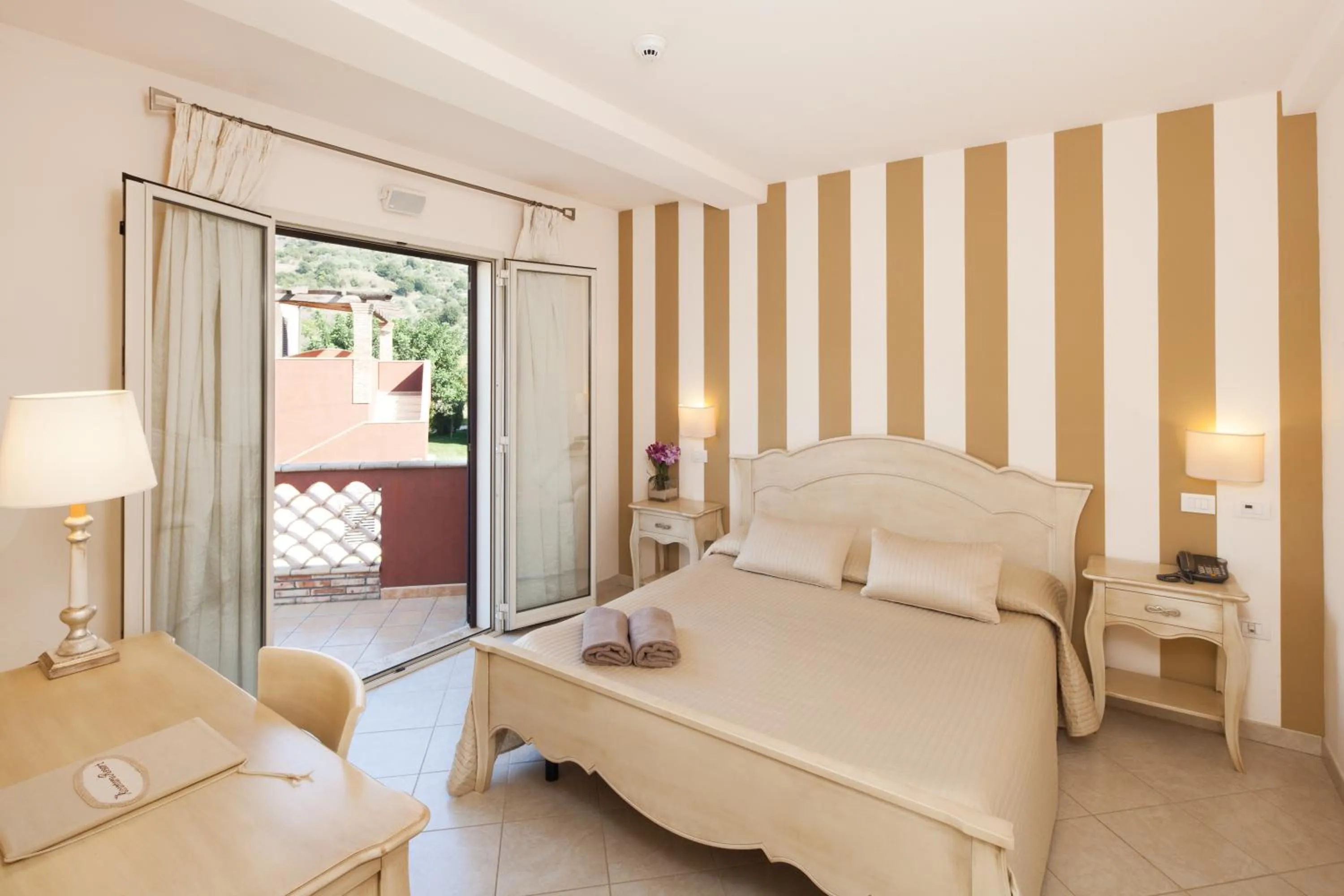 Bed in Alcantara Resort di Charme Adults Only