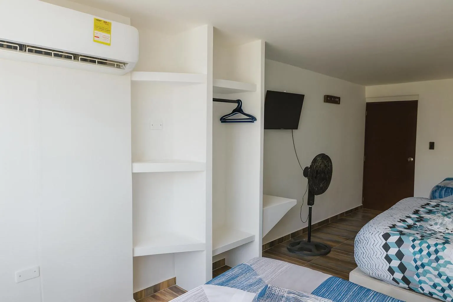 wardrobe, Bed in Nabusimake Apartamentos By DANP