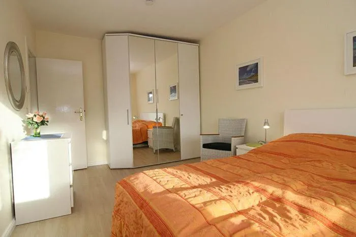 Bedroom, Bed in Haus Möwe Wohnung Gonnermann