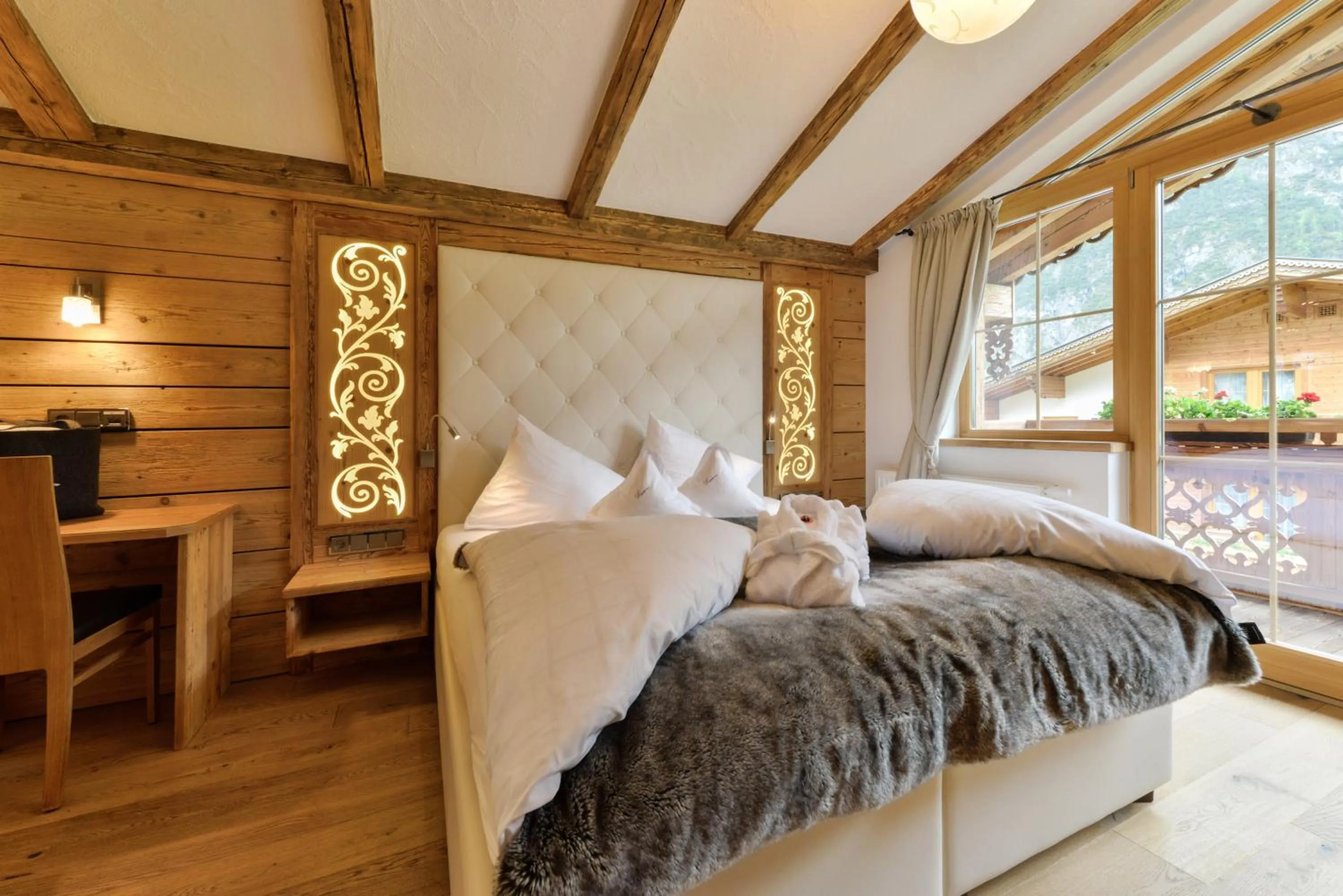 Bed in Oberlechtaler Hof Boutique Hotel