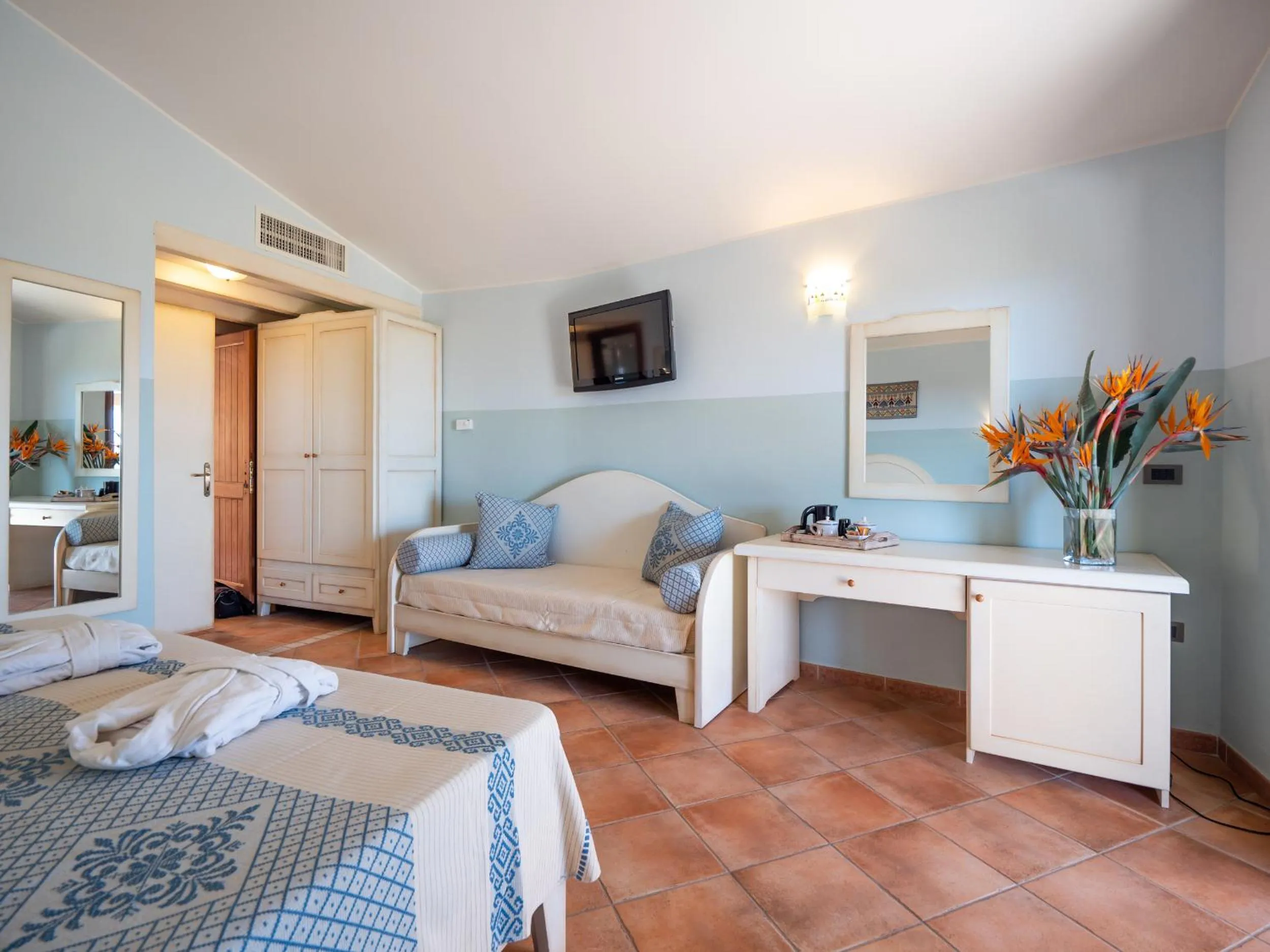 Seating area, Bed in Hotel Luci Del Faro