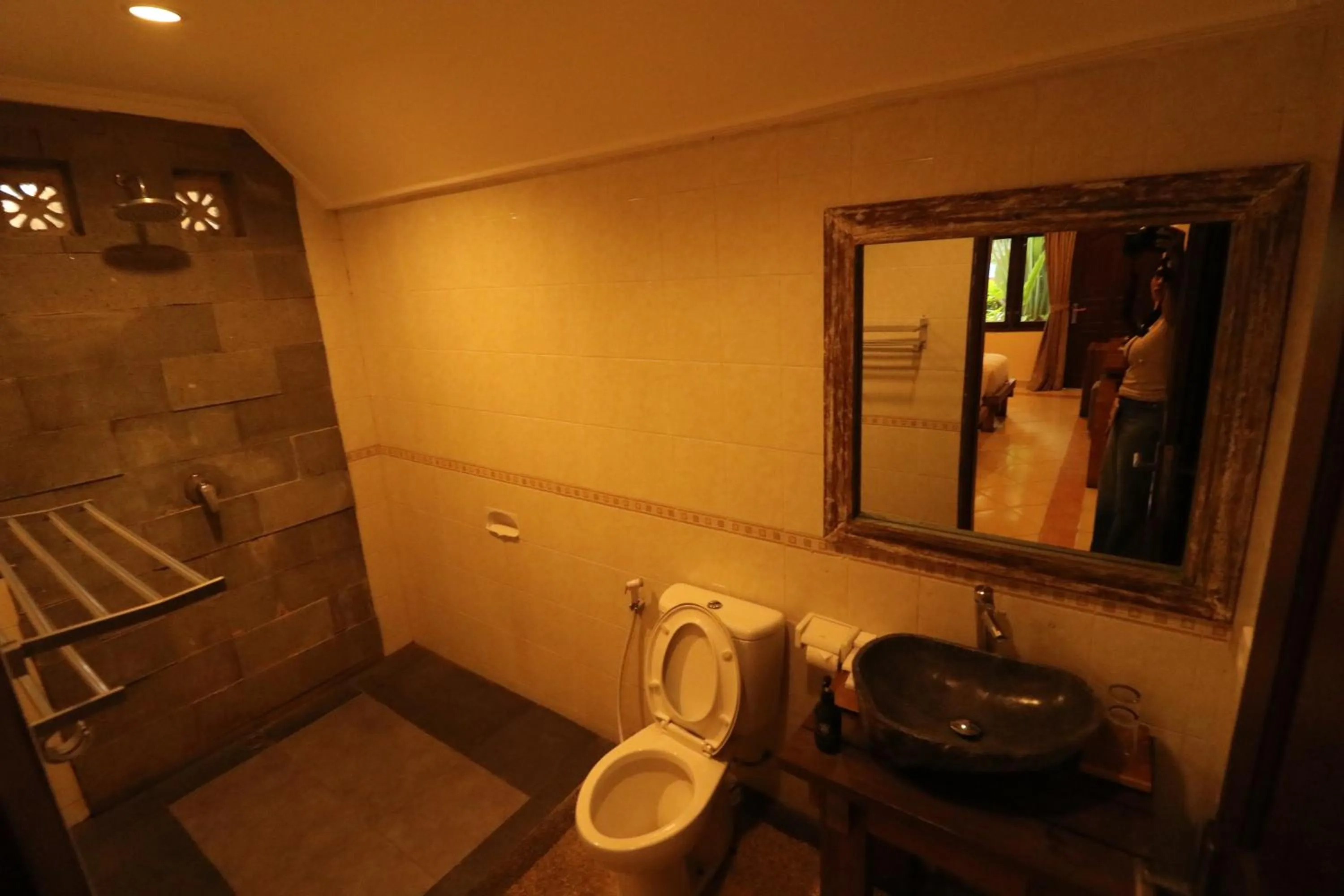 Bathroom in Mina Pelasa Hotel