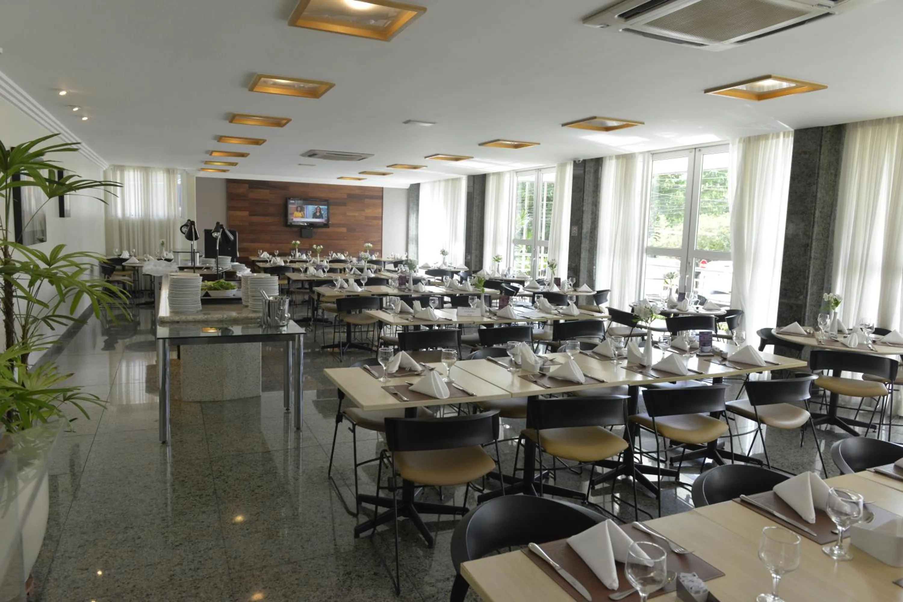 Restaurant/places to eat in Oitis Hotel