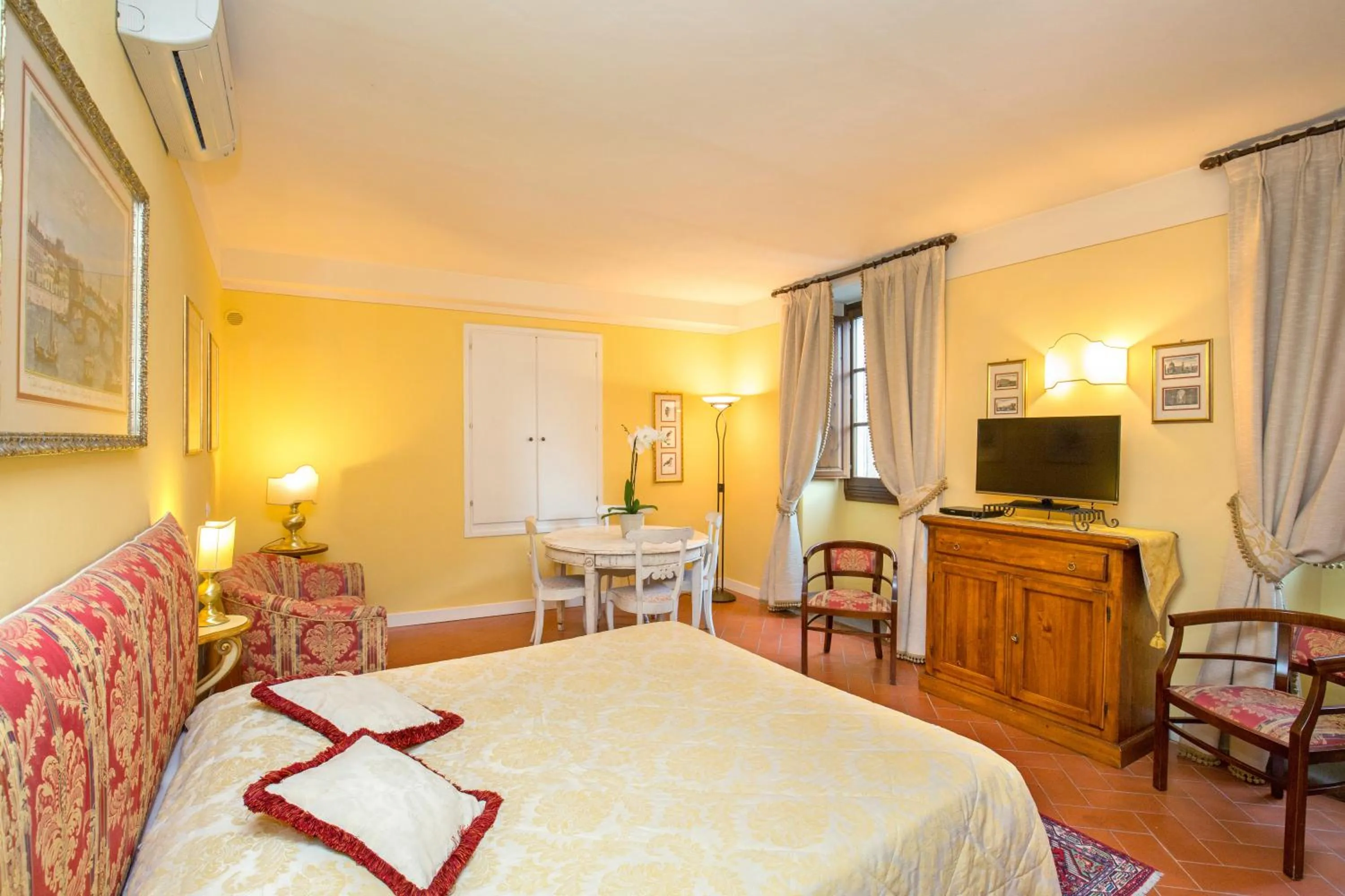 TV and multimedia, Bed in La Casa Del Garbo - Luxury Rooms & Suite